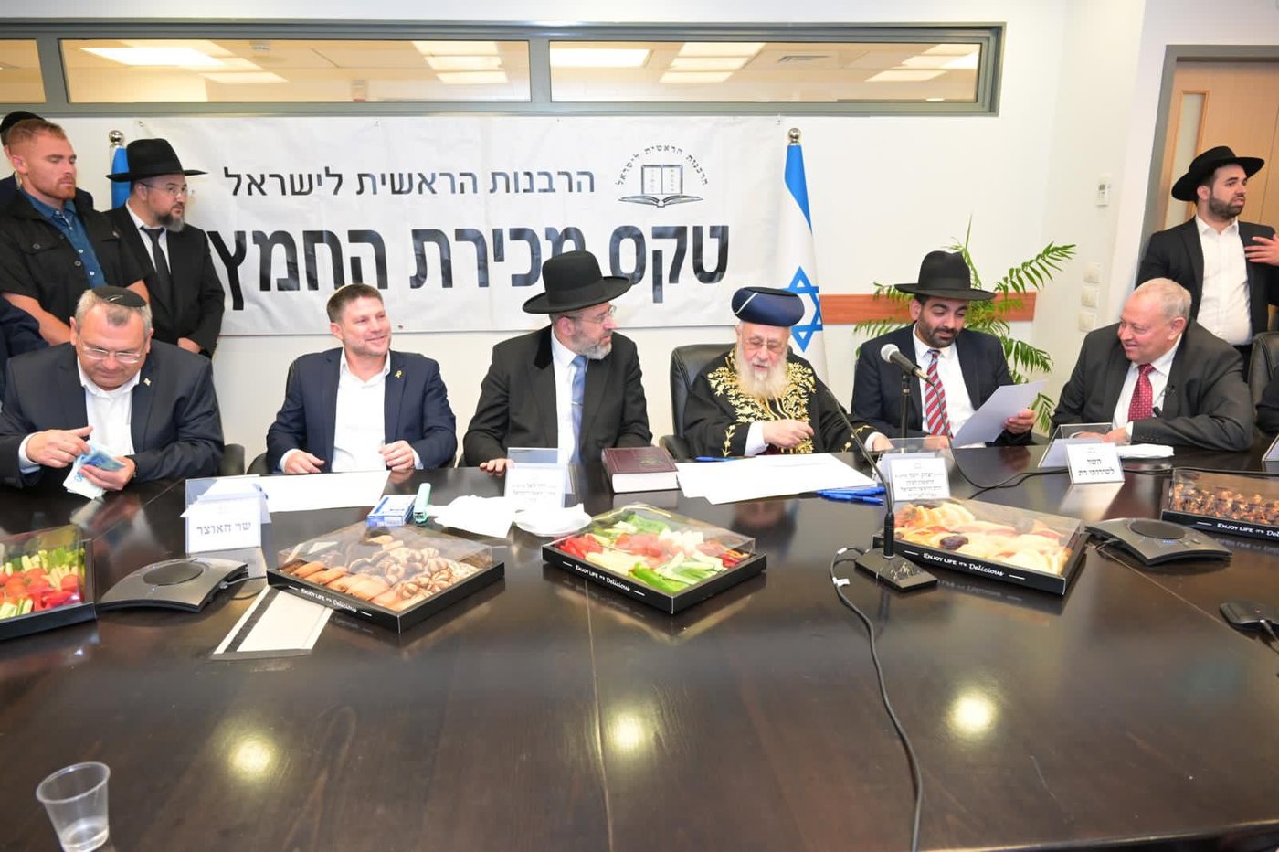 אחרי ששילם מקדמה: זה האיש שקנה את החמץ של המדינה