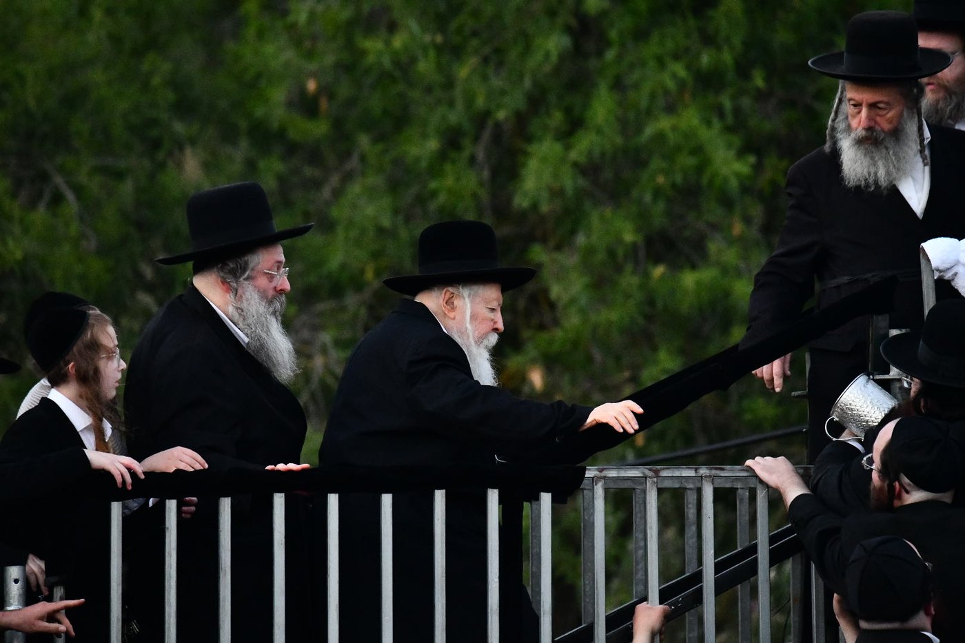 האדמו"ר מגור בשאיבת מים שלנו תשפ"ד