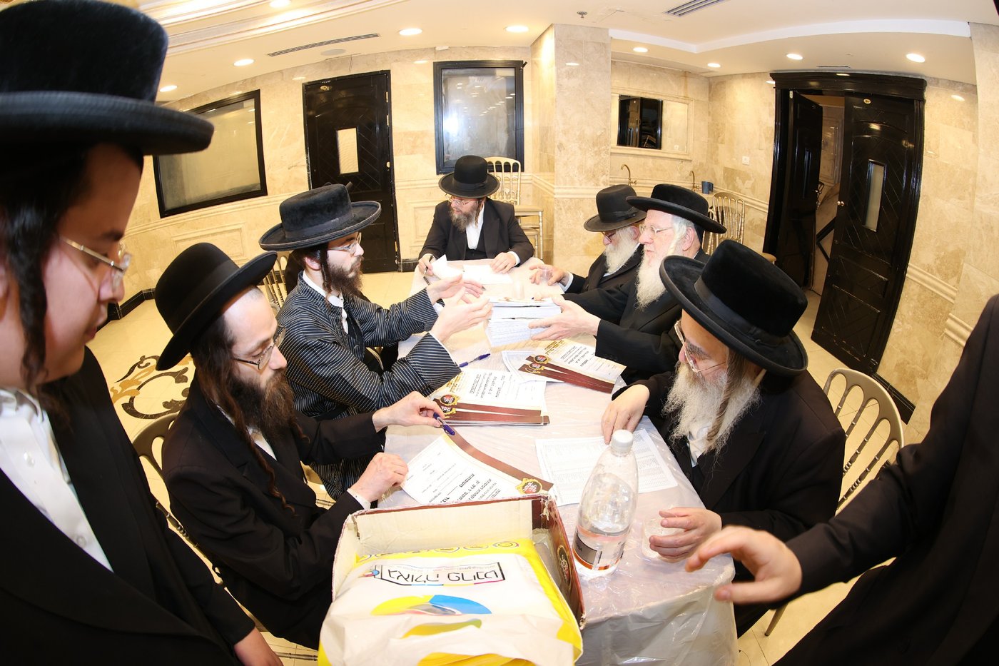 חלוקת כסף ע"י האדמו"ר מסאטמאר 