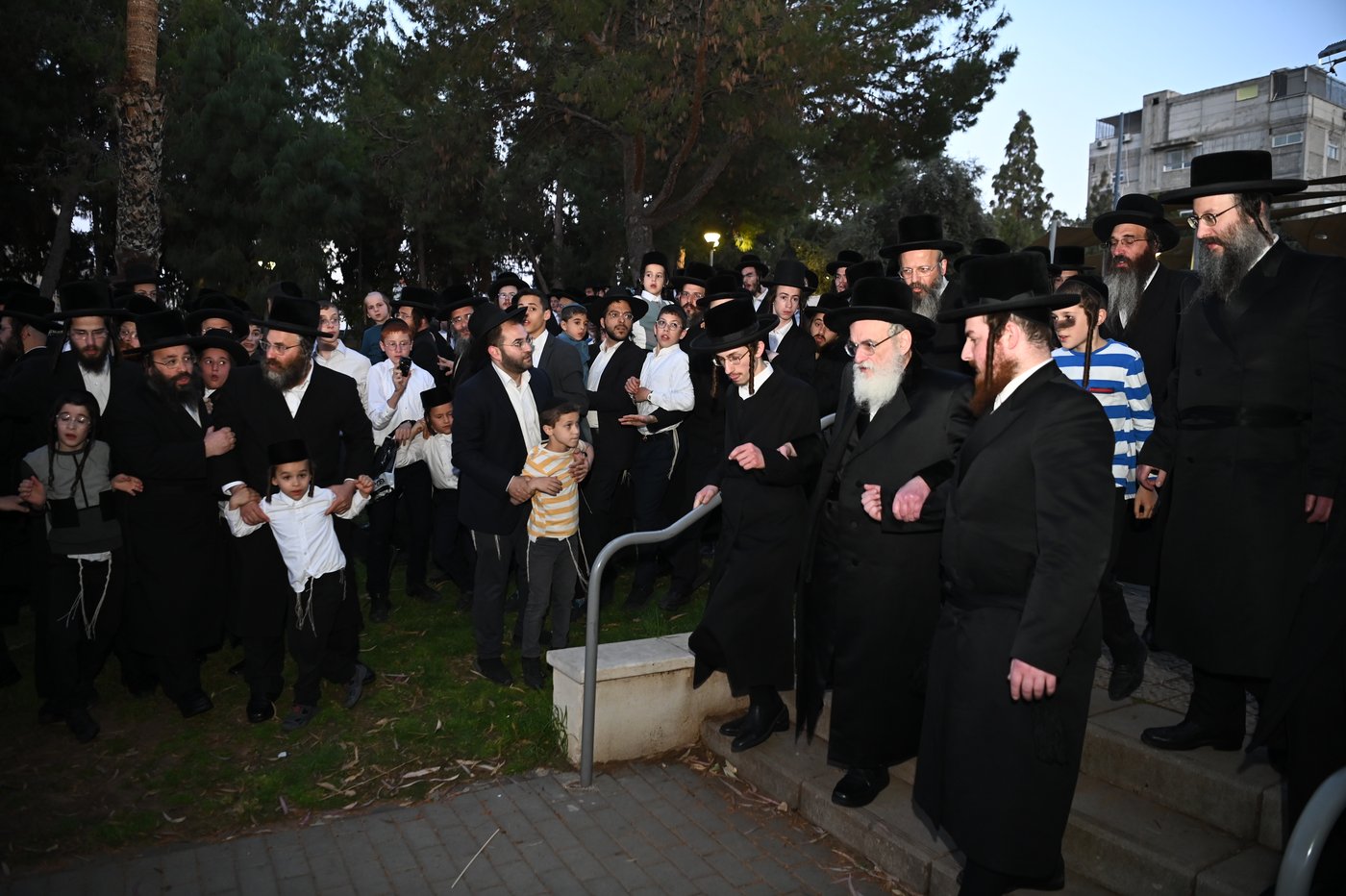 האדמו"ר מויזניץ בשאיבת מים שלנו