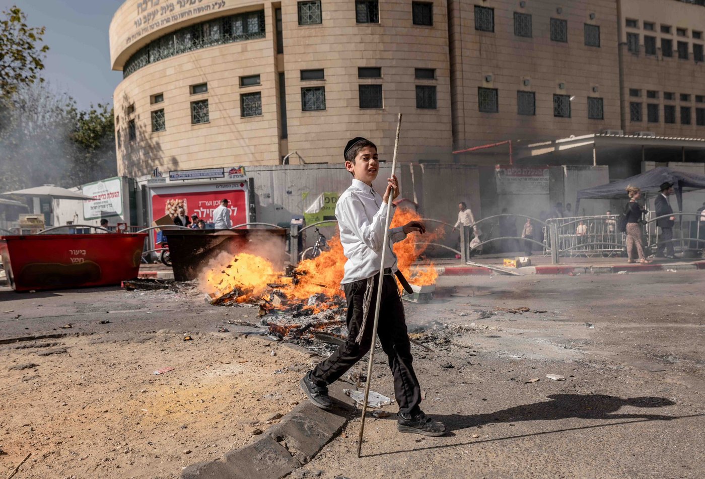 כך שרפו את שאריות החמץ ברחובות עיר התורה והחסידות