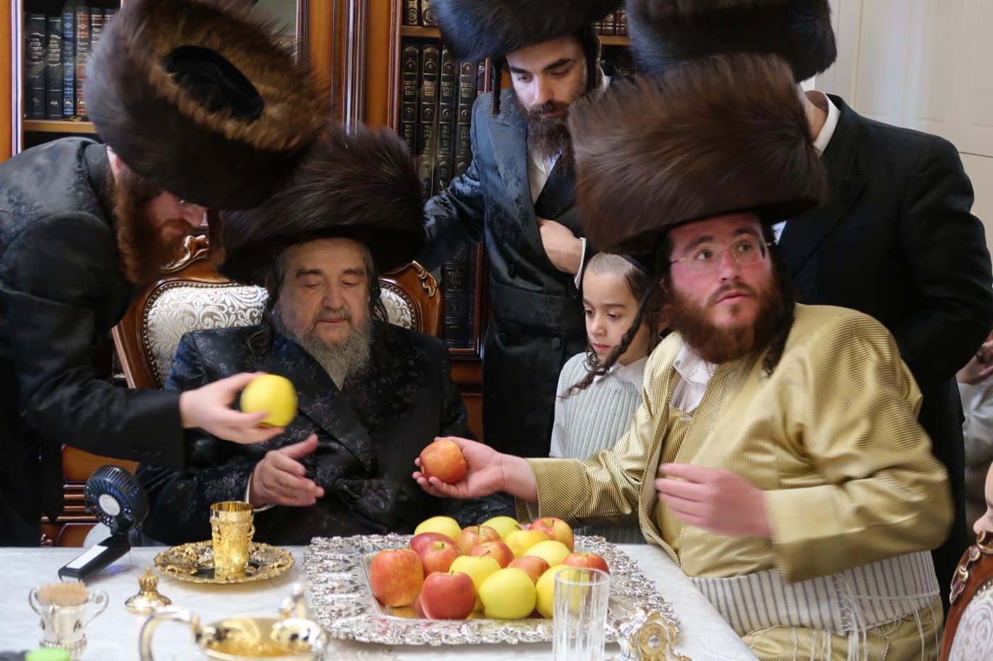 הגרי"מ שעכטער והאדמו"ר מפינסק קארלין בחוה"מ פסח