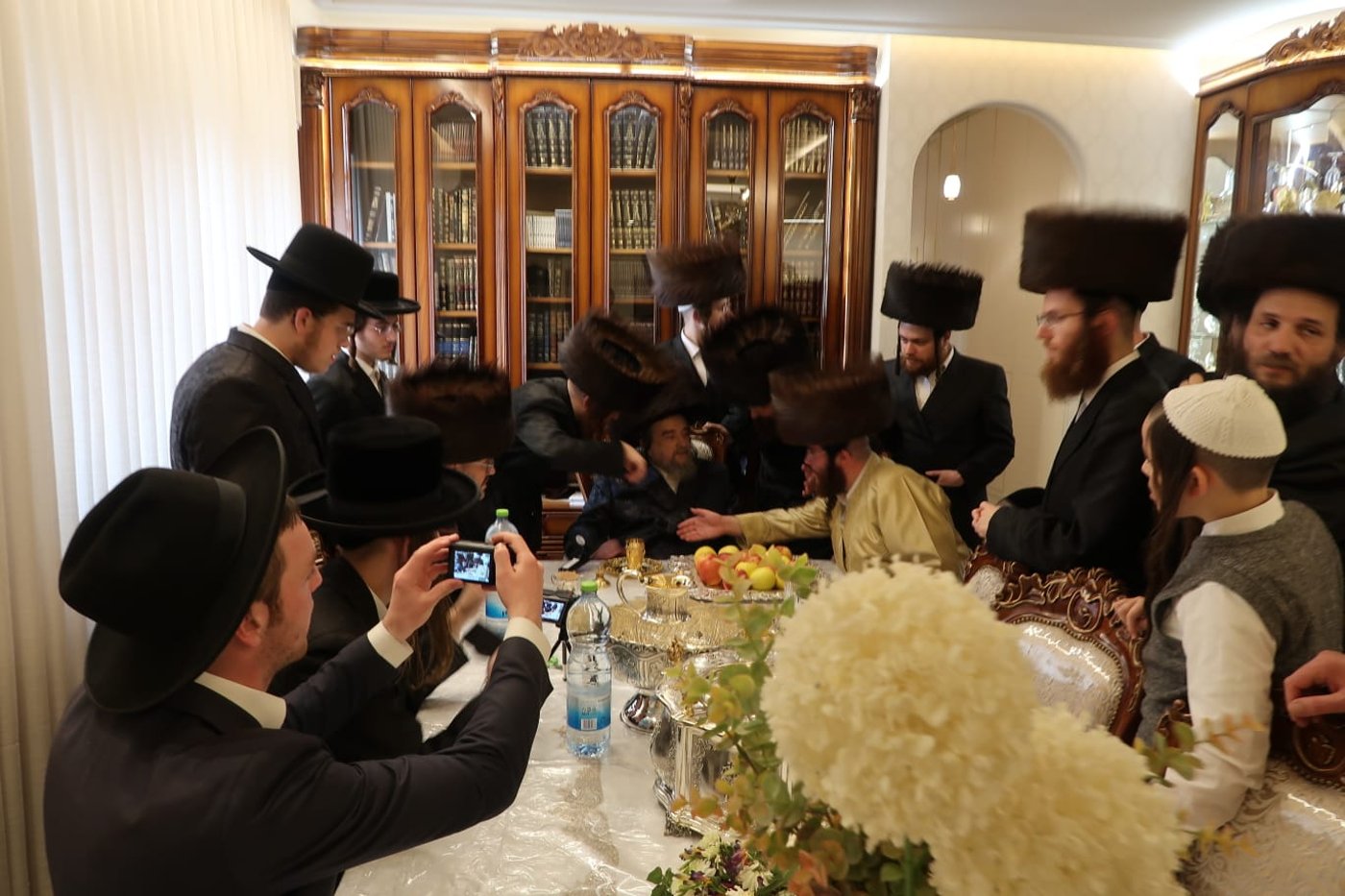 הגרי"מ שעכטער והאדמו"ר מפינסק קארלין בחוה"מ פסח