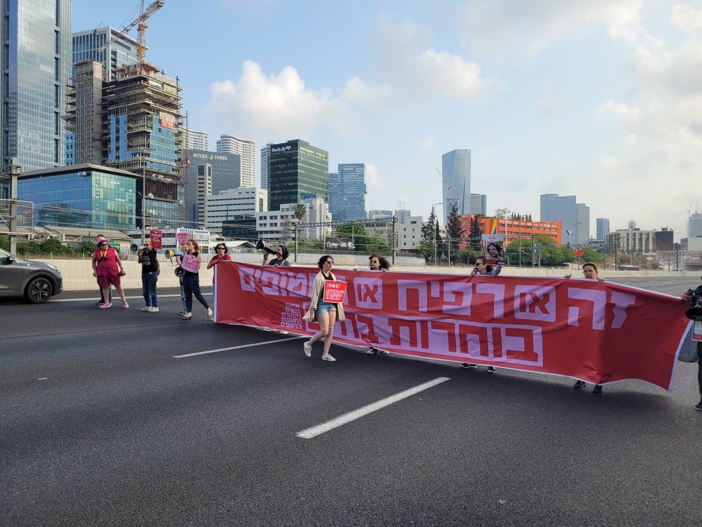 ההפגנה באיילון כעת
