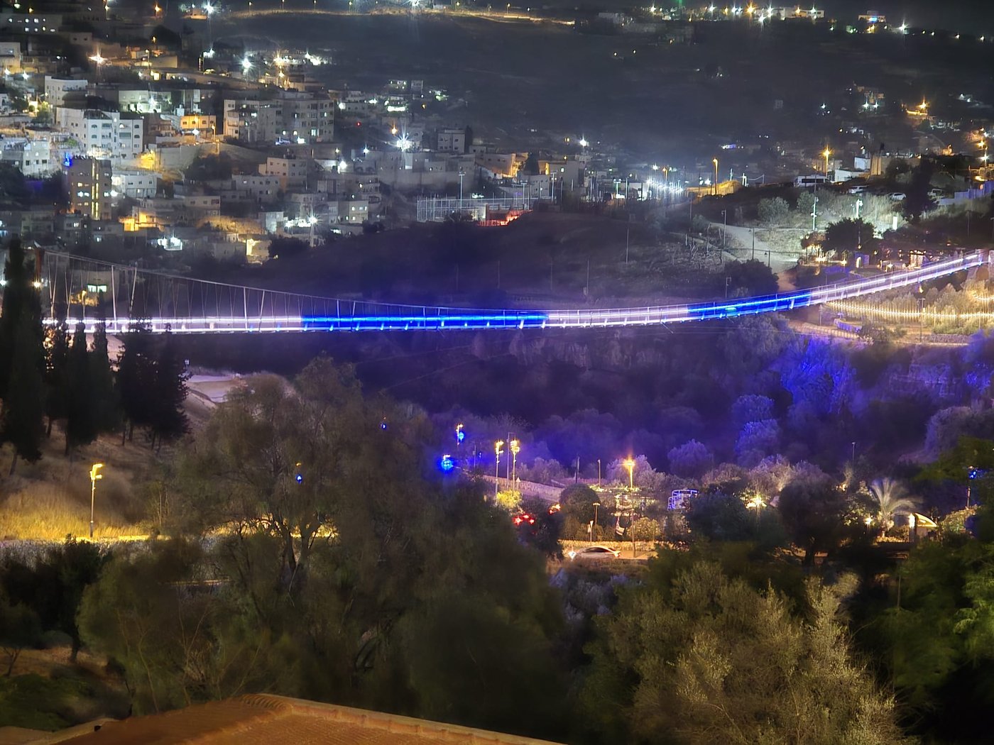 הארת הגשר התלוי בגיא בן הינום בצבעים כחול ולבן