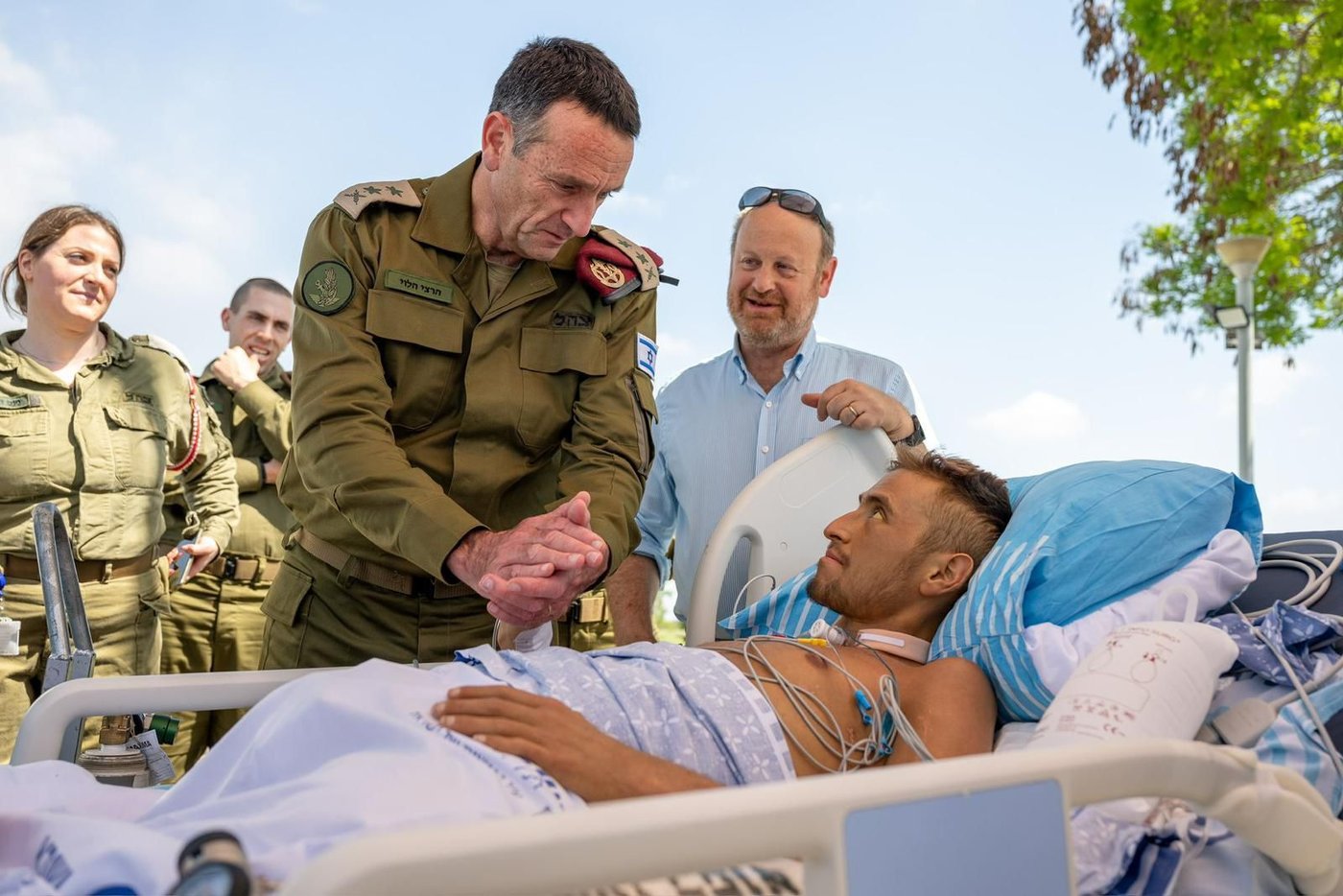 הרמטכ"ל הרצי הלוי מבקר פצועים בביה"ח שיבא בתל השומר