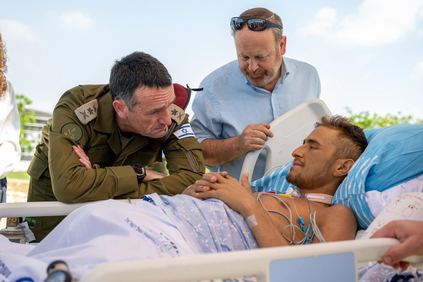 הרמטכ"ל הרצי הלוי מבקר פצועים בביה"ח שיבא בתל השומר