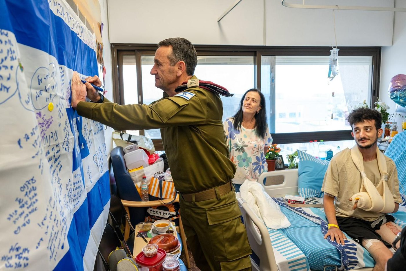 הרמטכ"ל הרצי הלוי מבקר פצועים בביה"ח שיבא בתל השומר