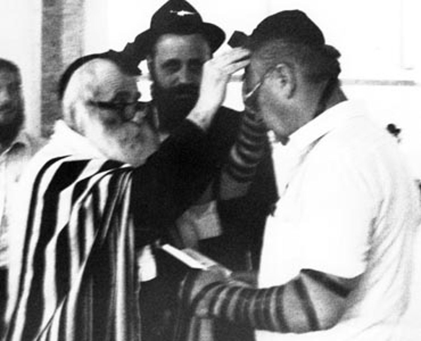 רבין מניח תפילין בכפר חב"ד