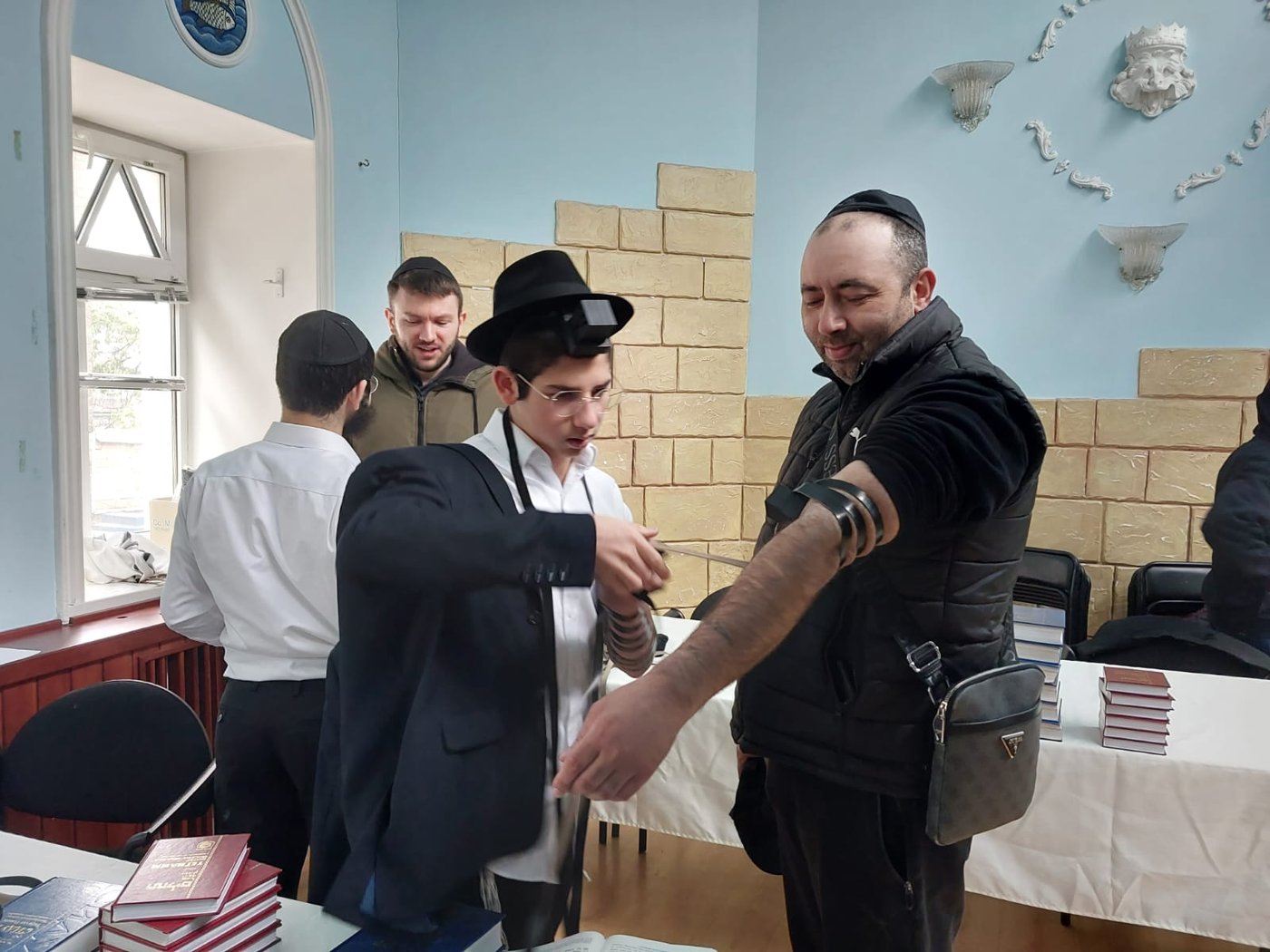 בעוד הצבא הרוסי מתקרב לעיר: יהודי סומי הפתיעו את הרב במתנה מיוחדת