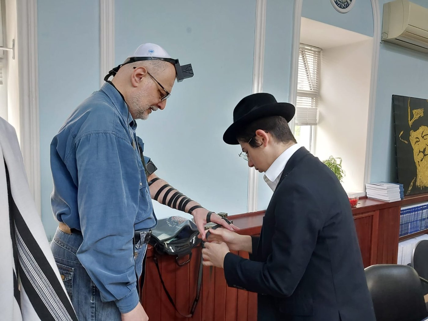 בעוד הצבא הרוסי מתקרב לעיר: יהודי סומי הפתיעו את הרב במתנה מיוחדת