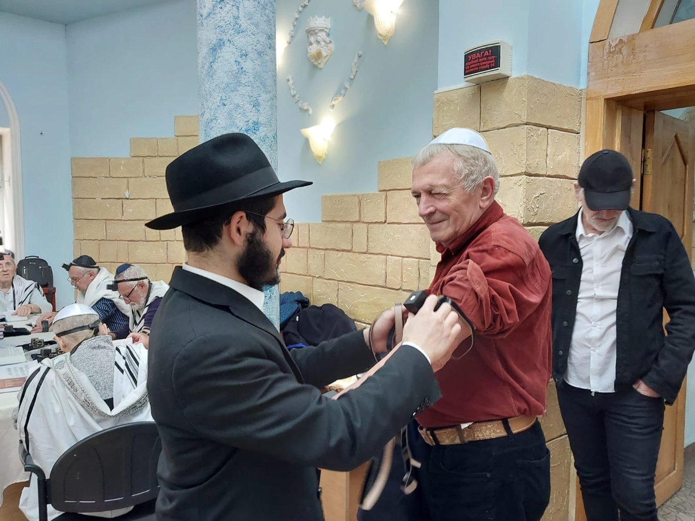 בעוד הצבא הרוסי מתקרב לעיר: יהודי סומי הפתיעו את הרב במתנה מיוחדת