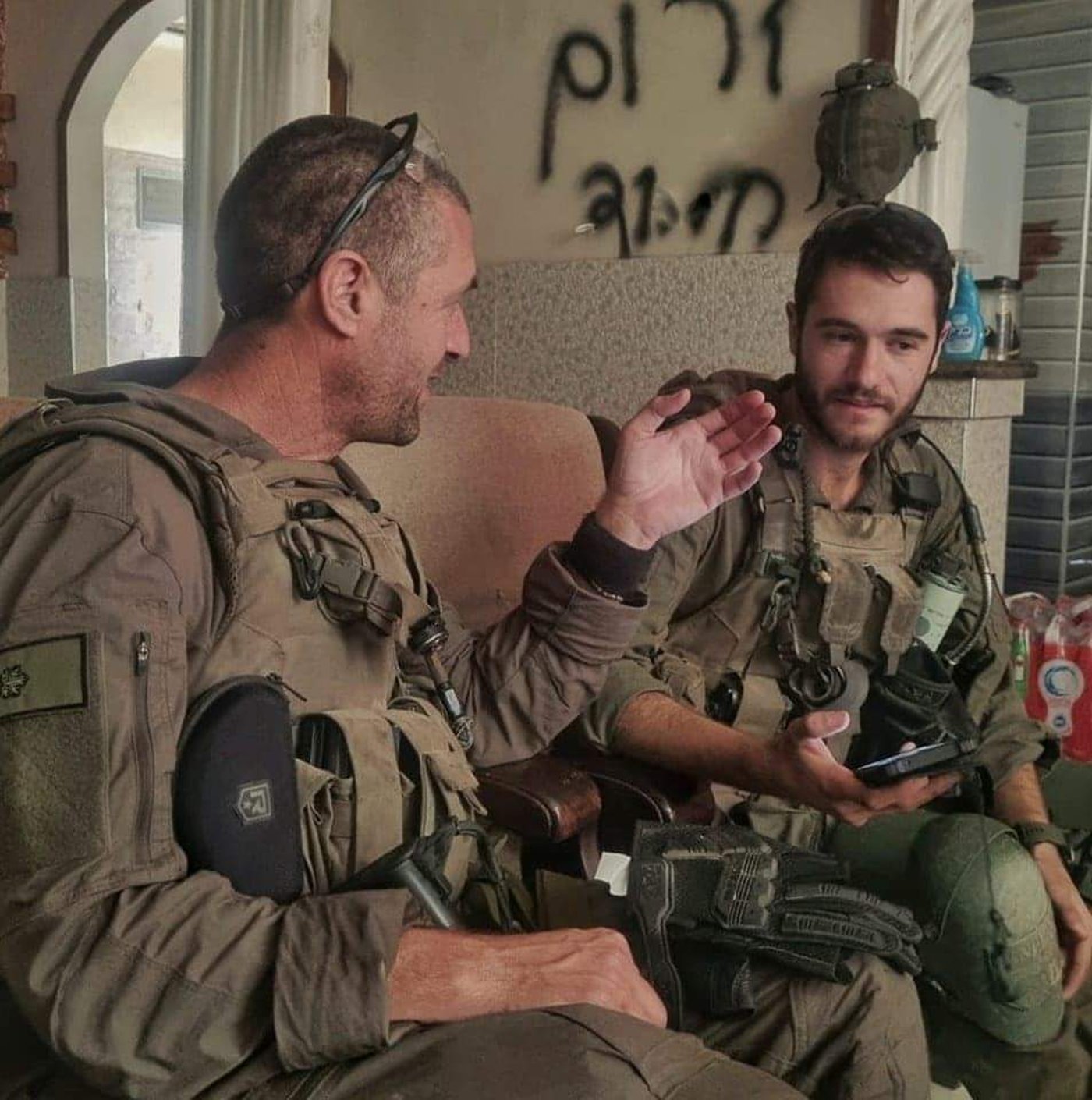 רועי (מימין) נפגש עם אביו אבידן במהלך הקרבות