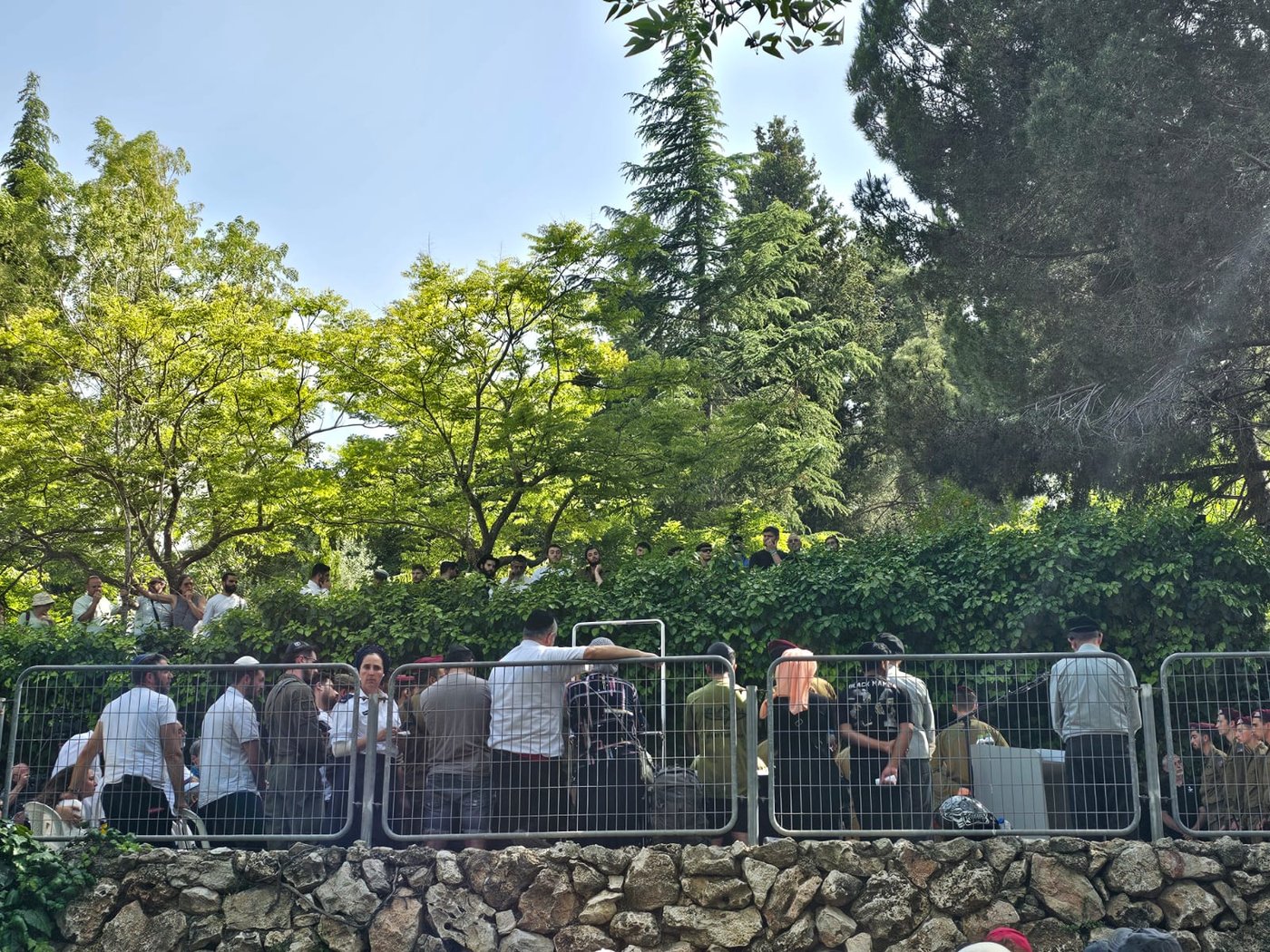 אלפים הגיעו בערב שבת להלוויית החייל הבודד שנפל בעזה