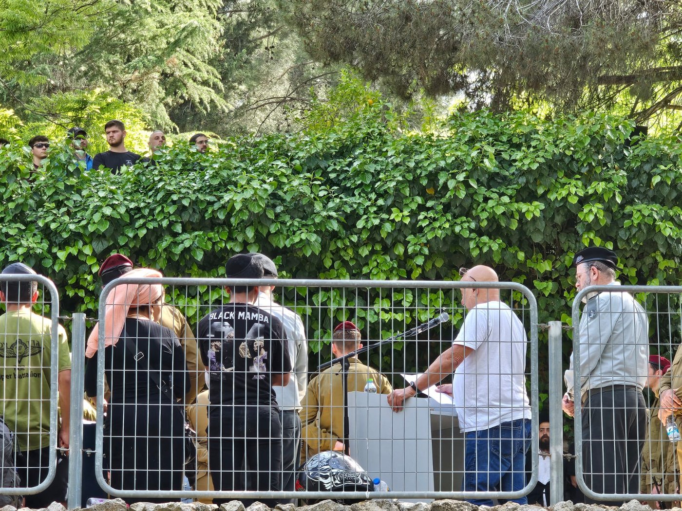 אלפים הגיעו בערב שבת להלוויית החייל הבודד שנפל בעזה