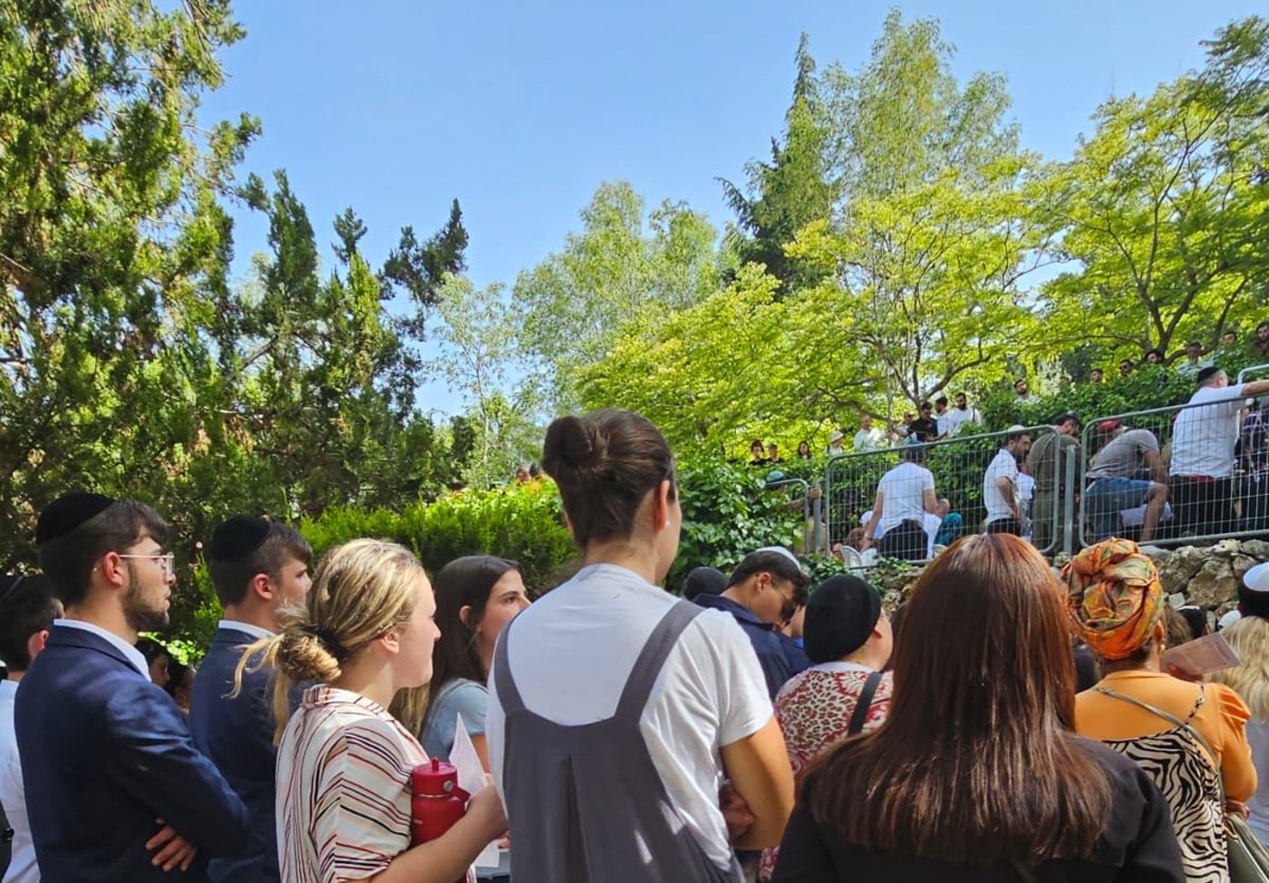 אלפים הגיעו בערב שבת להלוויית החייל הבודד שנפל בעזה