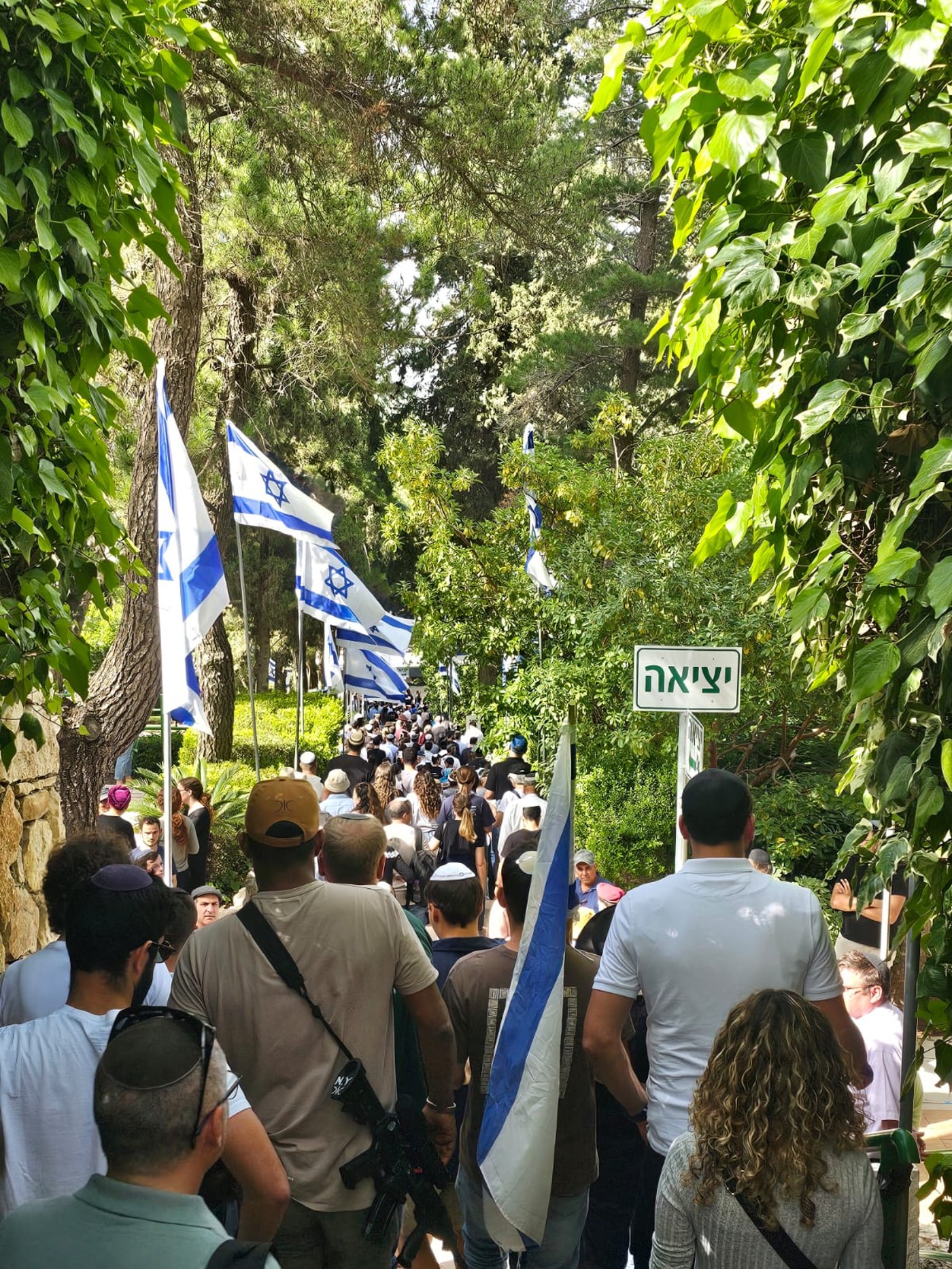 אלפים הגיעו בערב שבת להלוויית החייל הבודד שנפל בעזה