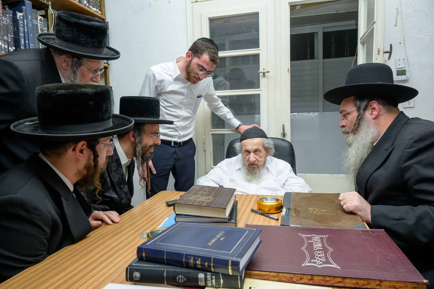 האדמו"ר מזוועהיל בבתי גדו"י בב"ב