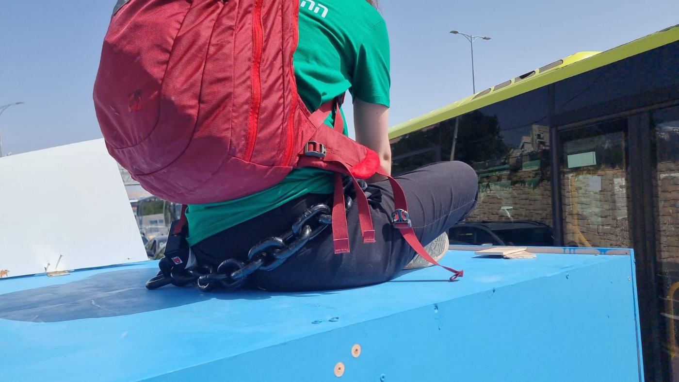 מפגינים הציבו קלפי בכביש הראשי בכניסה לירושלים; 3 מפגינים נעצרו