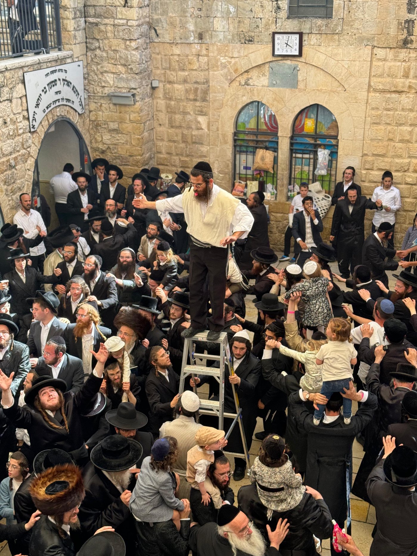 בחוץ ההר סגור; בפנים בציון מאות רוקדים | תיעוד ממירון