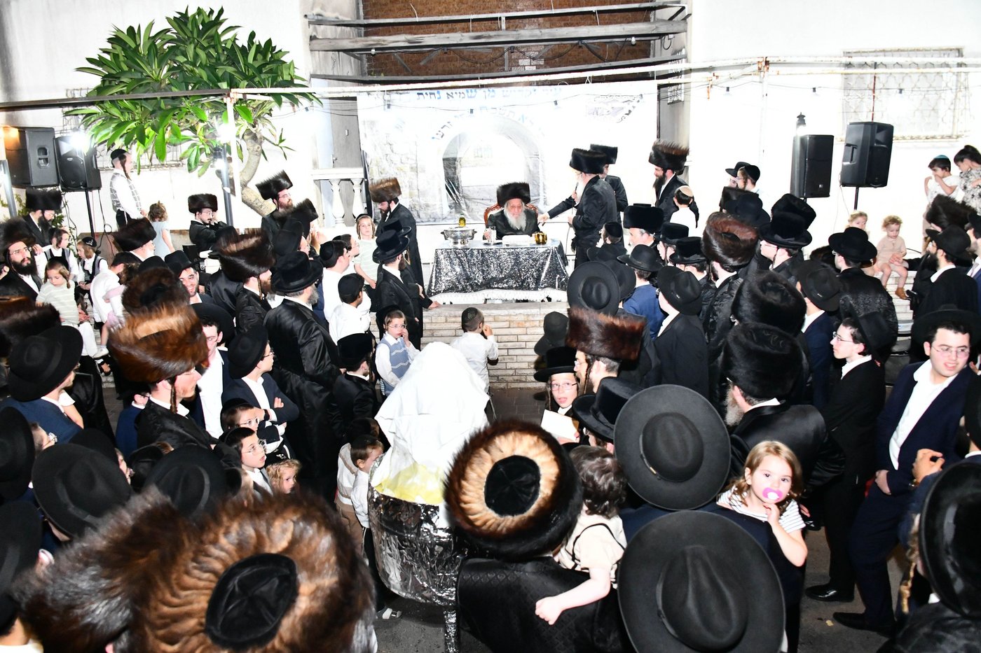 הדלקה בחצה"ק נארל