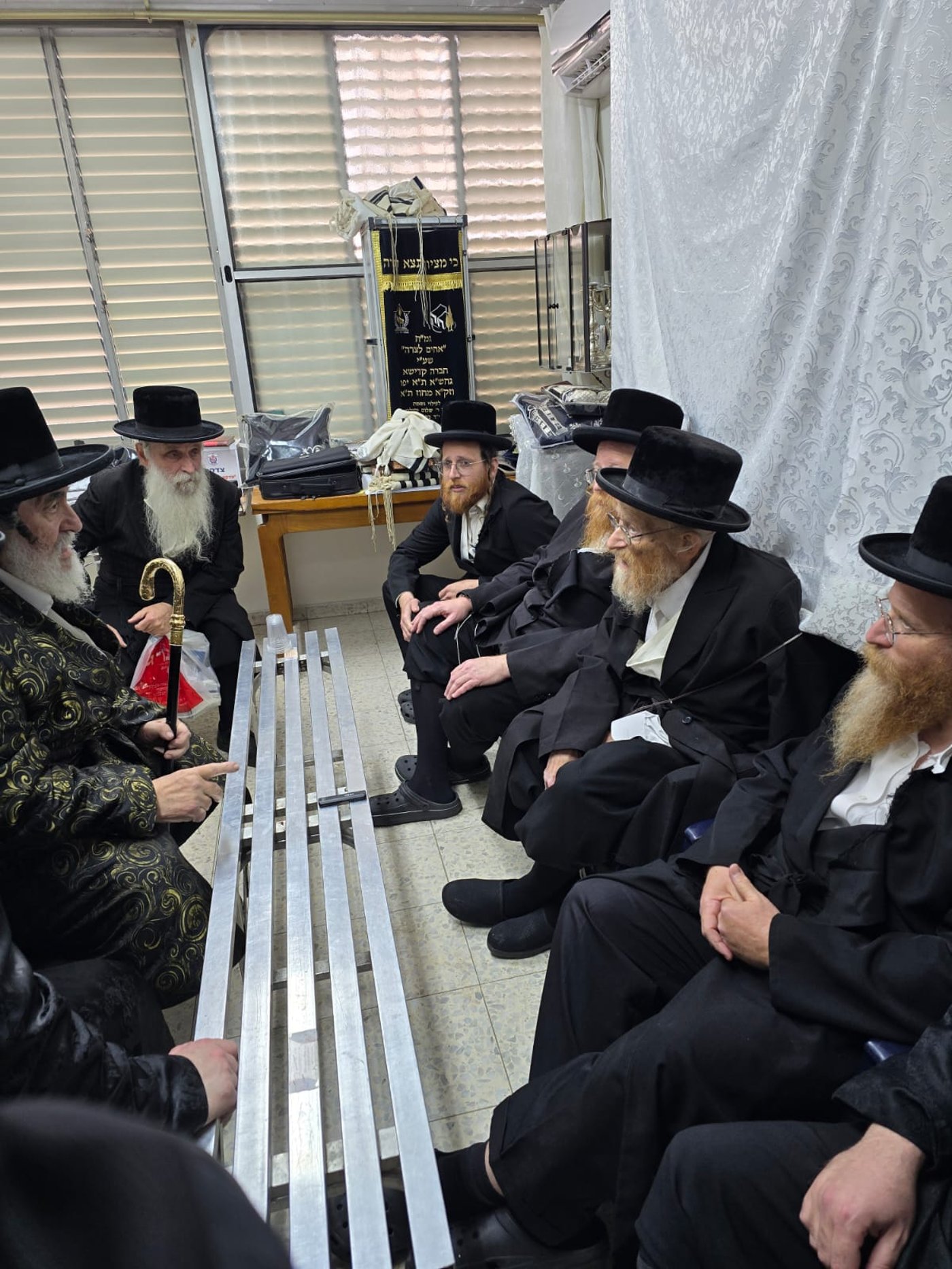 עם יבלחט"א האדמו"ר מויז'ניץ שליט"א, שהגיע לנחמו לפני חודשיים