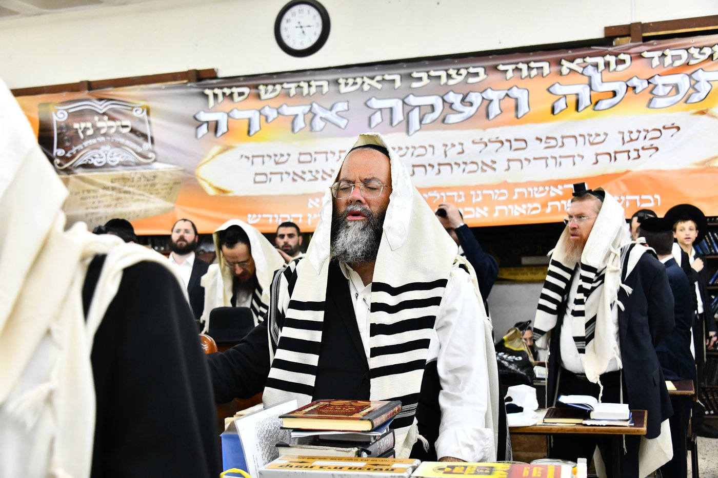 הגר"י זילברשטיין, והגר"ש מחפוד בתפילת השל"ה