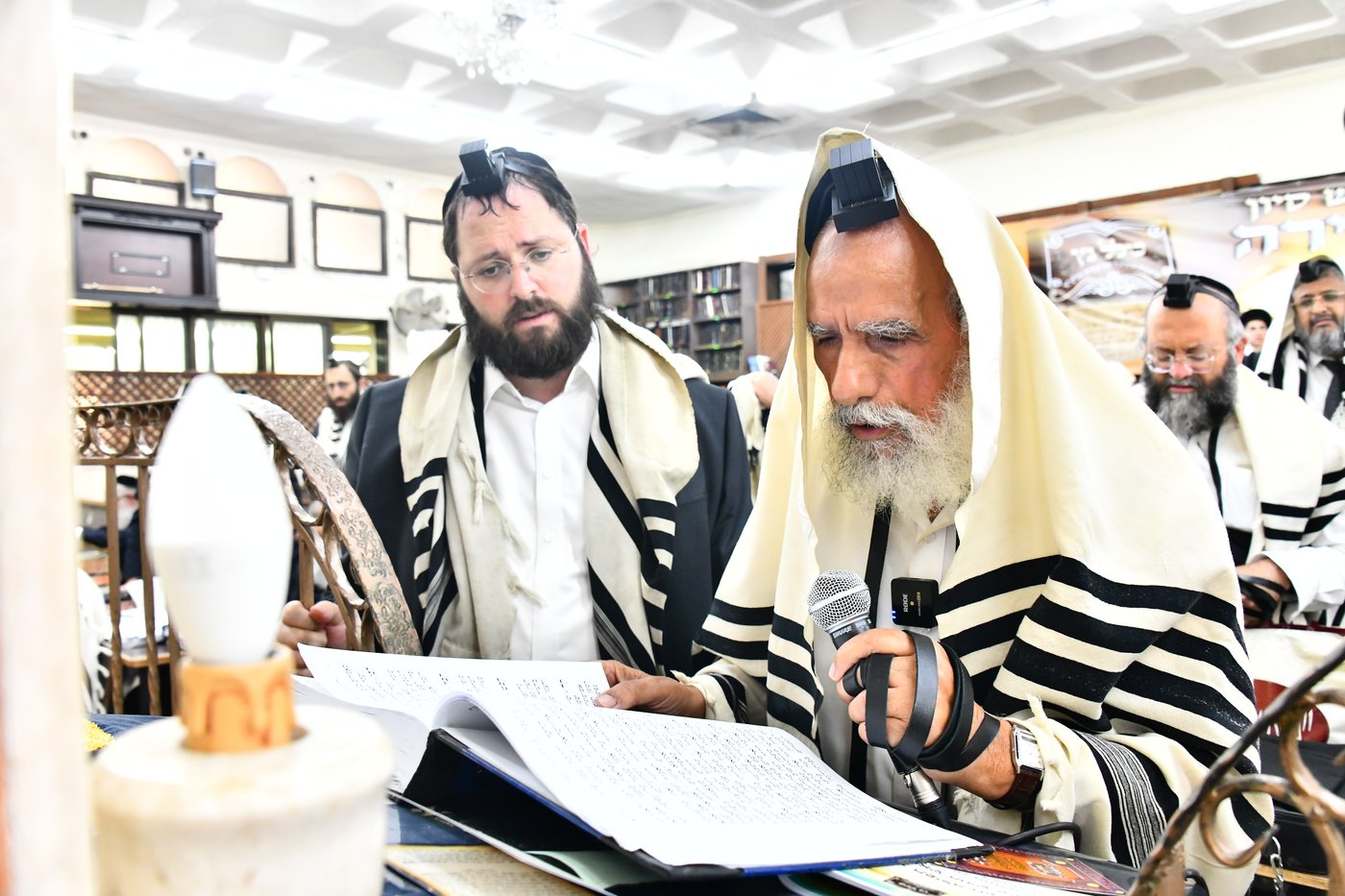 הגר"י זילברשטיין, והגר"ש מחפוד בתפילת השל"ה