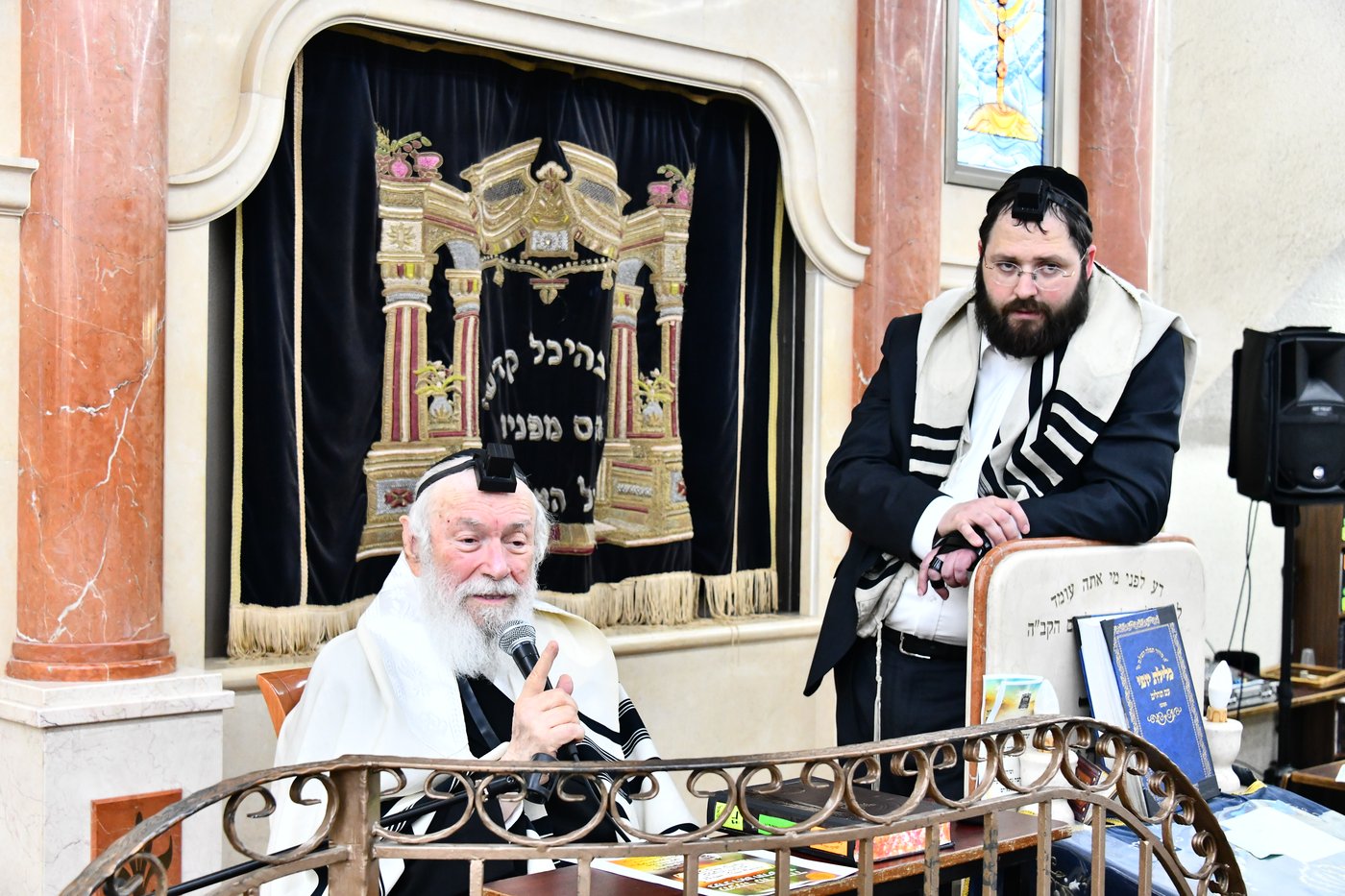 הגר"י זילברשטיין, והגר"ש מחפוד בתפילת השל"ה