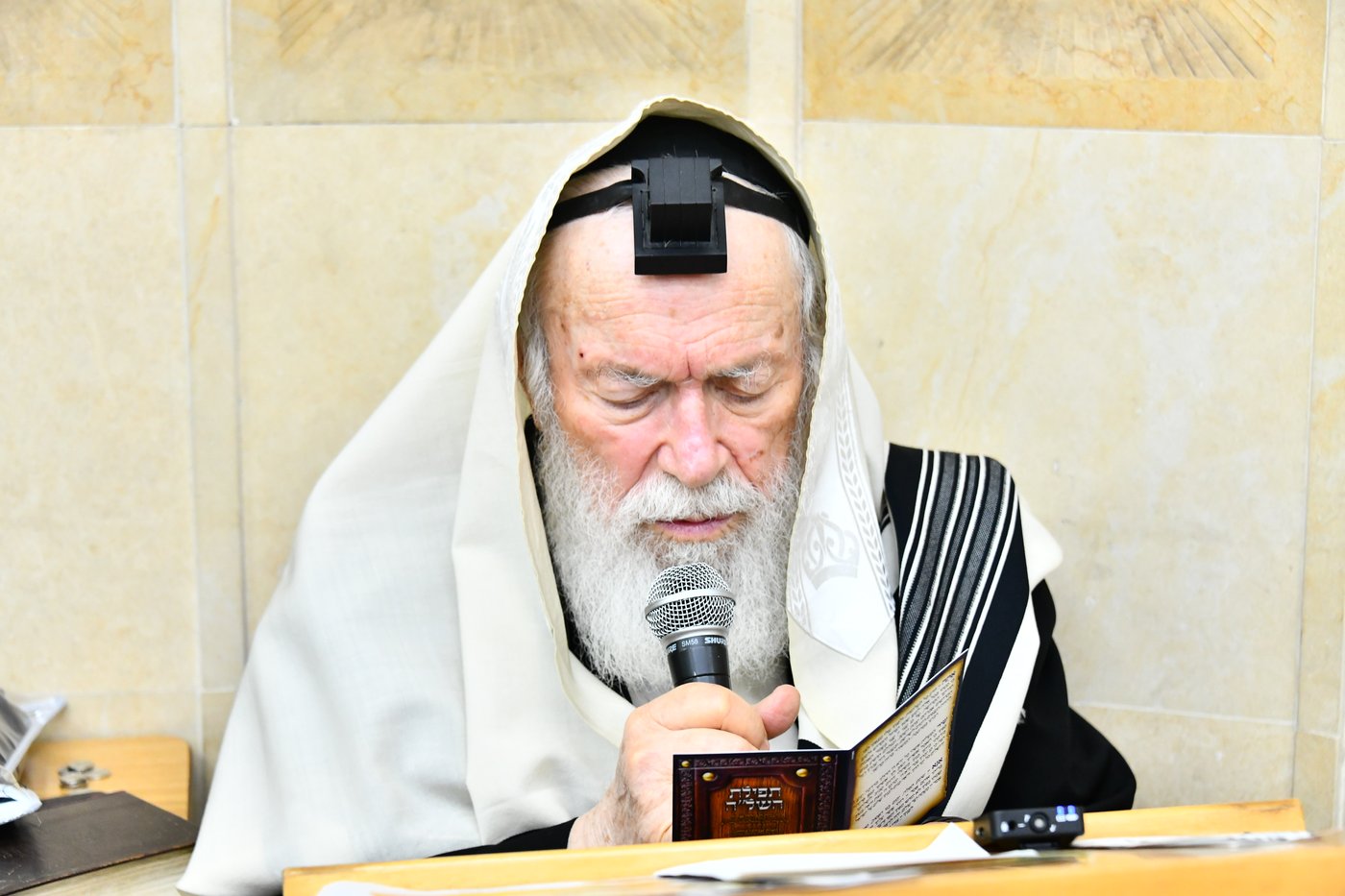 הגר"י זילברשטיין, והגר"ש מחפוד בתפילת השל"ה