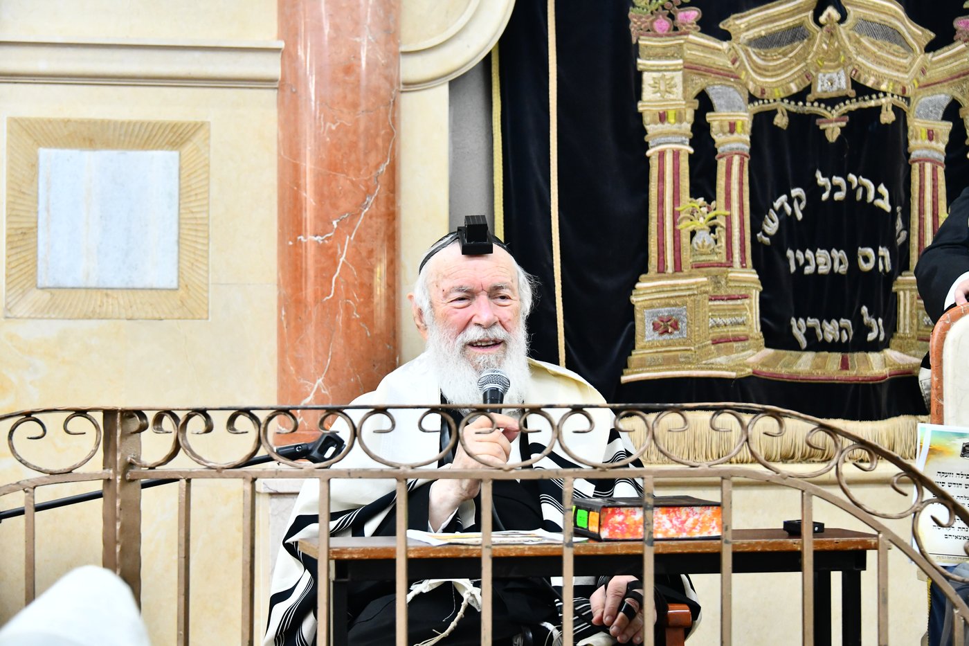 הגר"י זילברשטיין, והגר"ש מחפוד בתפילת השל"ה