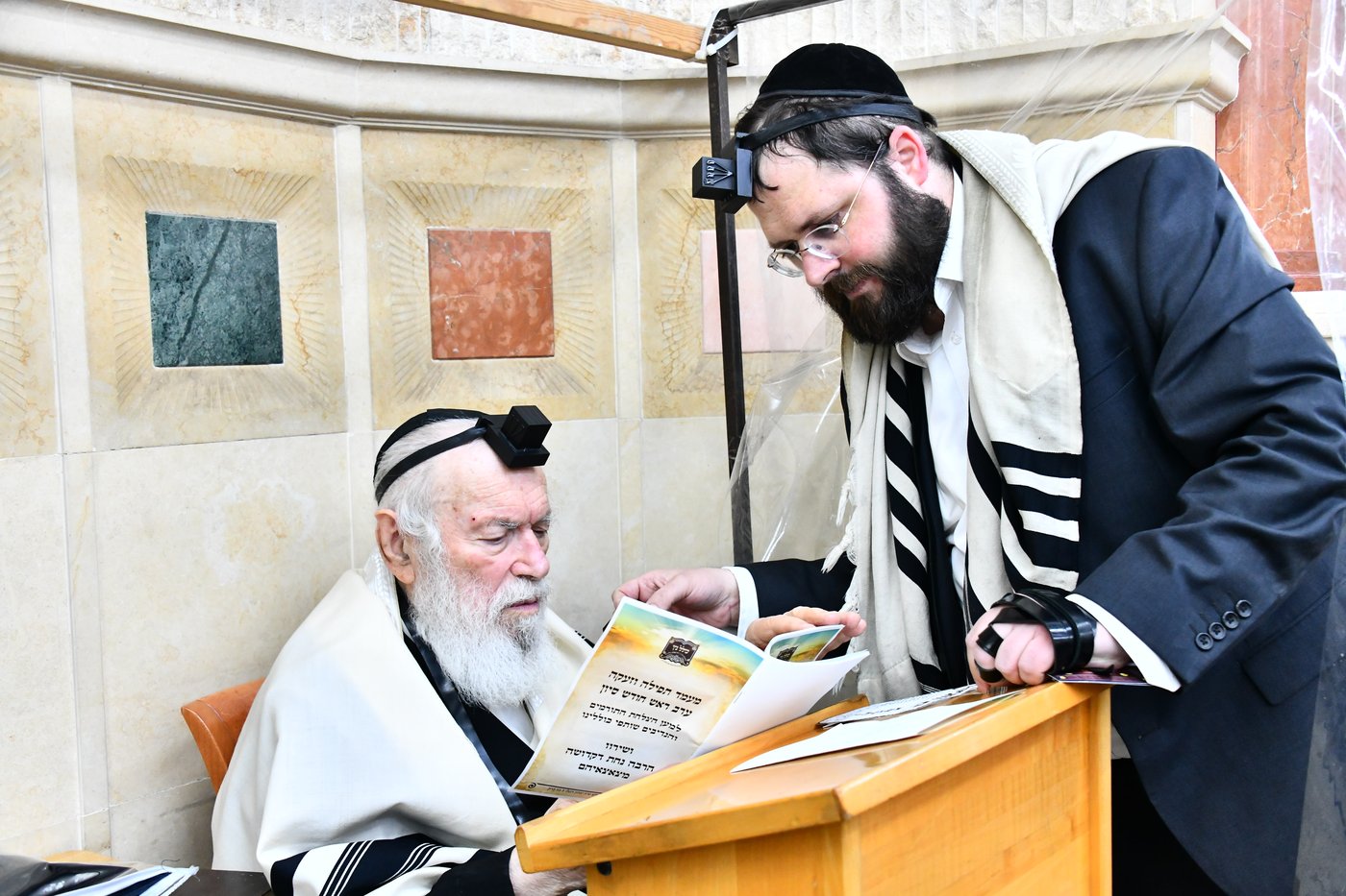 הגר"י זילברשטיין, והגר"ש מחפוד בתפילת השל"ה