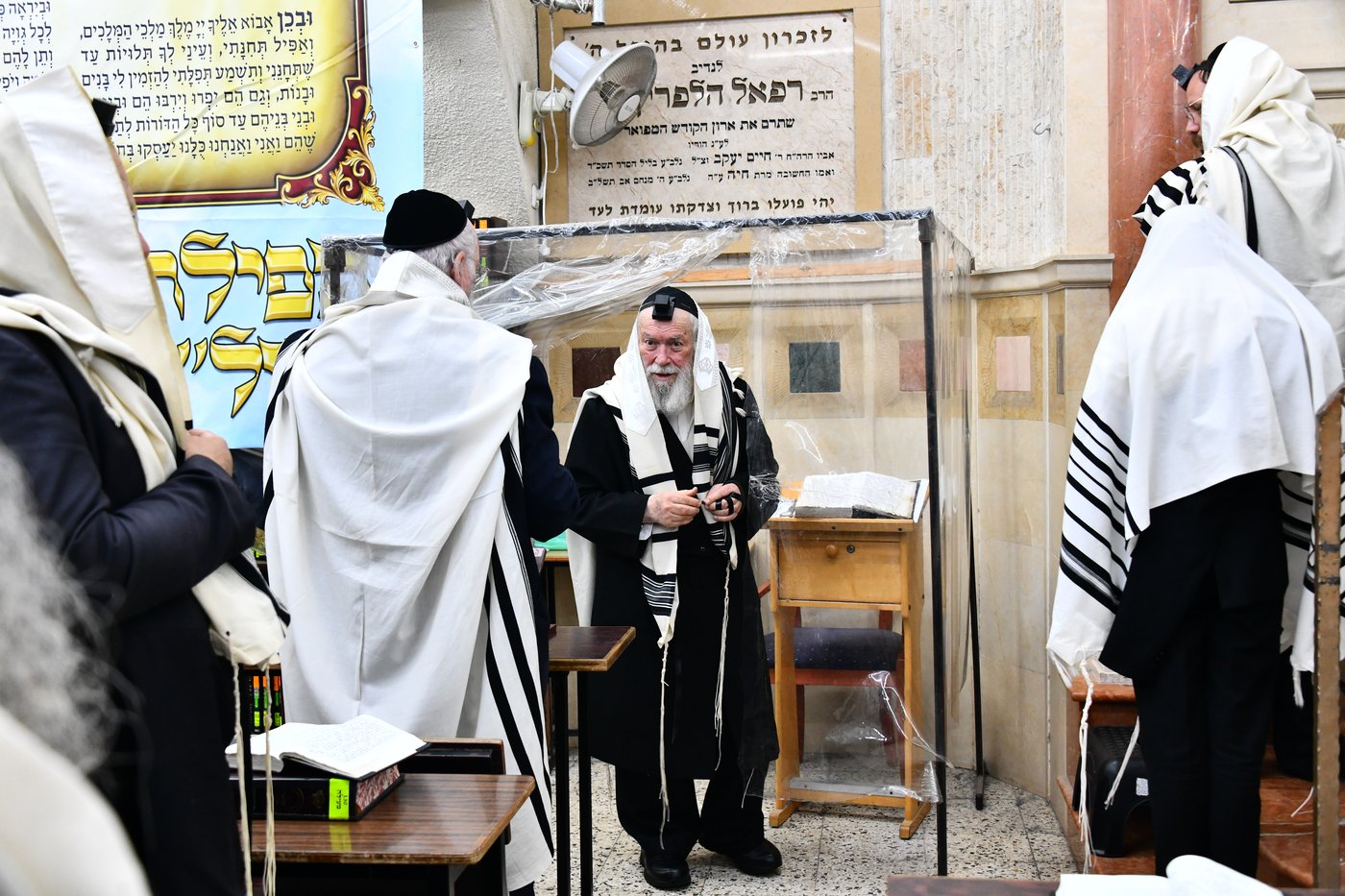 הגר"י זילברשטיין, והגר"ש מחפוד בתפילת השל"ה