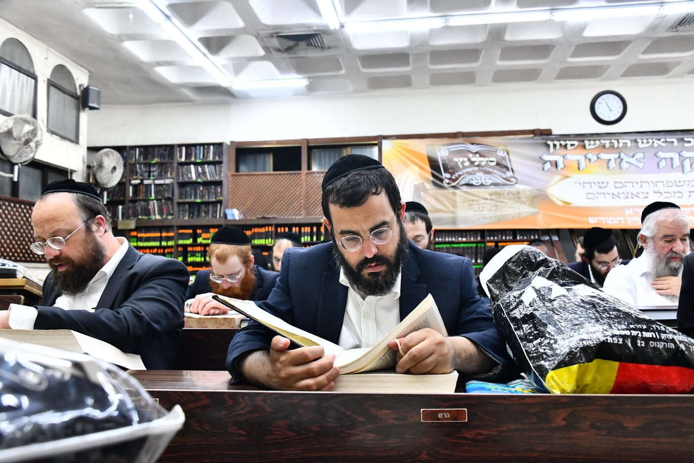הגר"י זילברשטיין, והגר"ש מחפוד בתפילת השל"ה