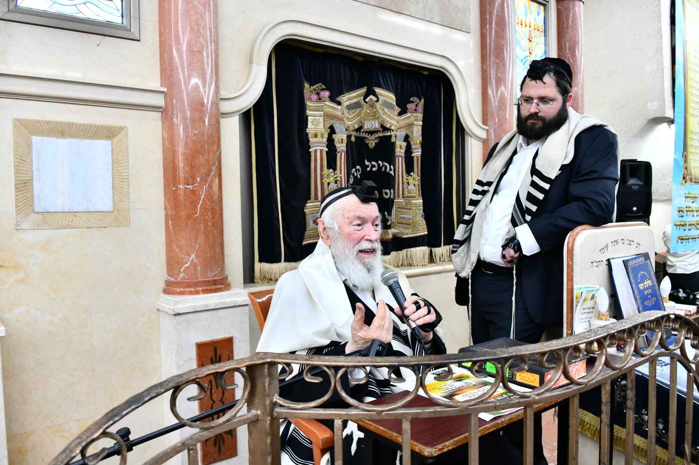 הגר"י זילברשטיין, והגר"ש מחפוד בתפילת השל"ה