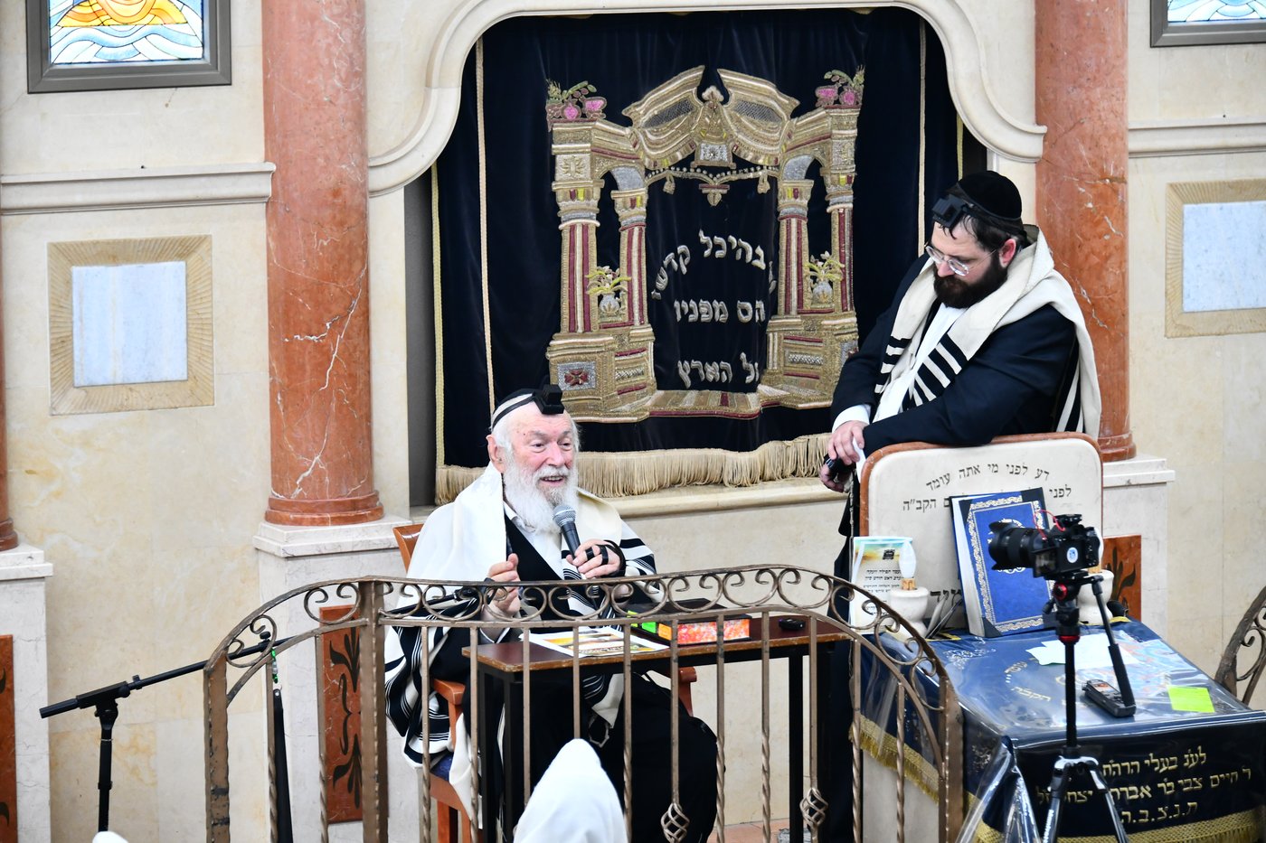 הגר"י זילברשטיין, והגר"ש מחפוד בתפילת השל"ה