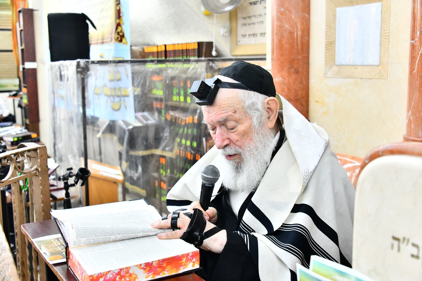 הגר"י זילברשטיין, והגר"ש מחפוד בתפילת השל"ה