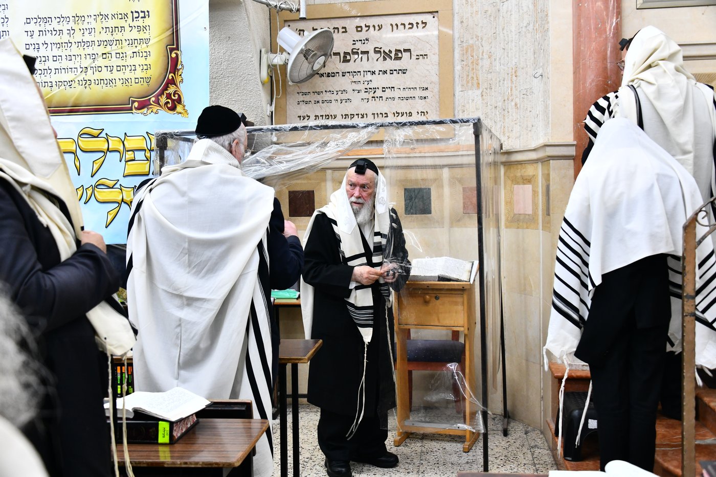 הגר"י זילברשטיין, והגר"ש מחפוד בתפילת השל"ה