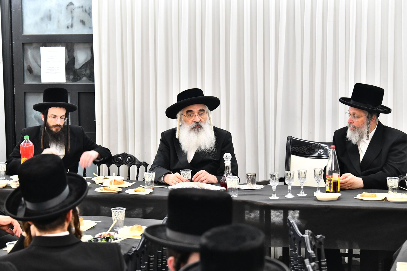 האדמו"ר מדושנסקיא בביקור בישיבתו בב"ב