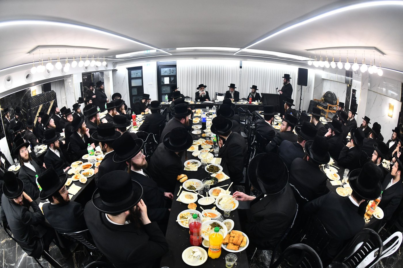 האדמו"ר מדושנסקיא בביקור בישיבתו בב"ב