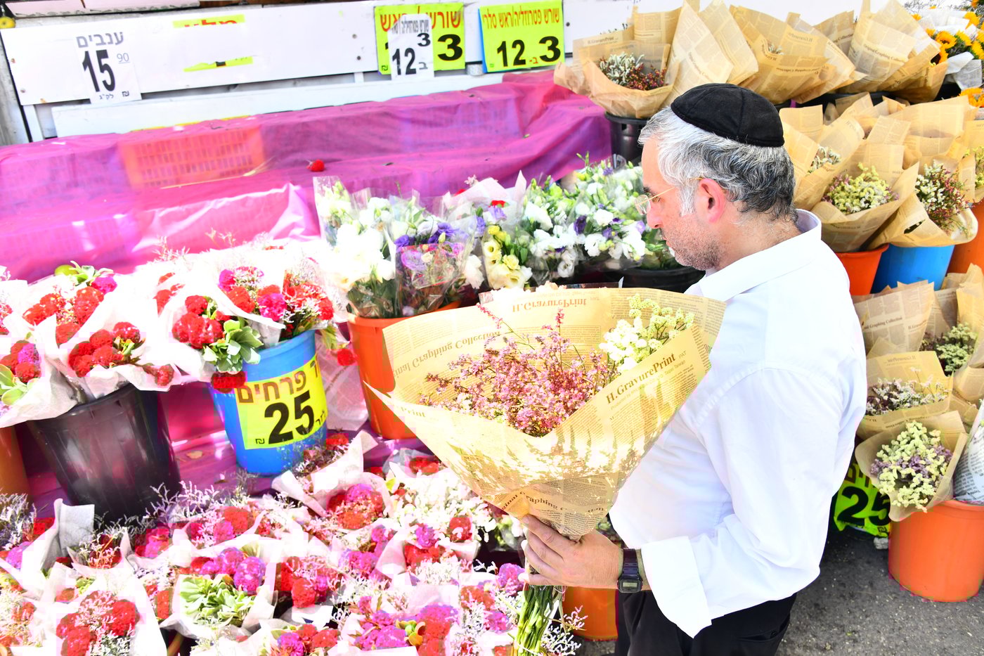 אוירת ערב חג בבני ברק