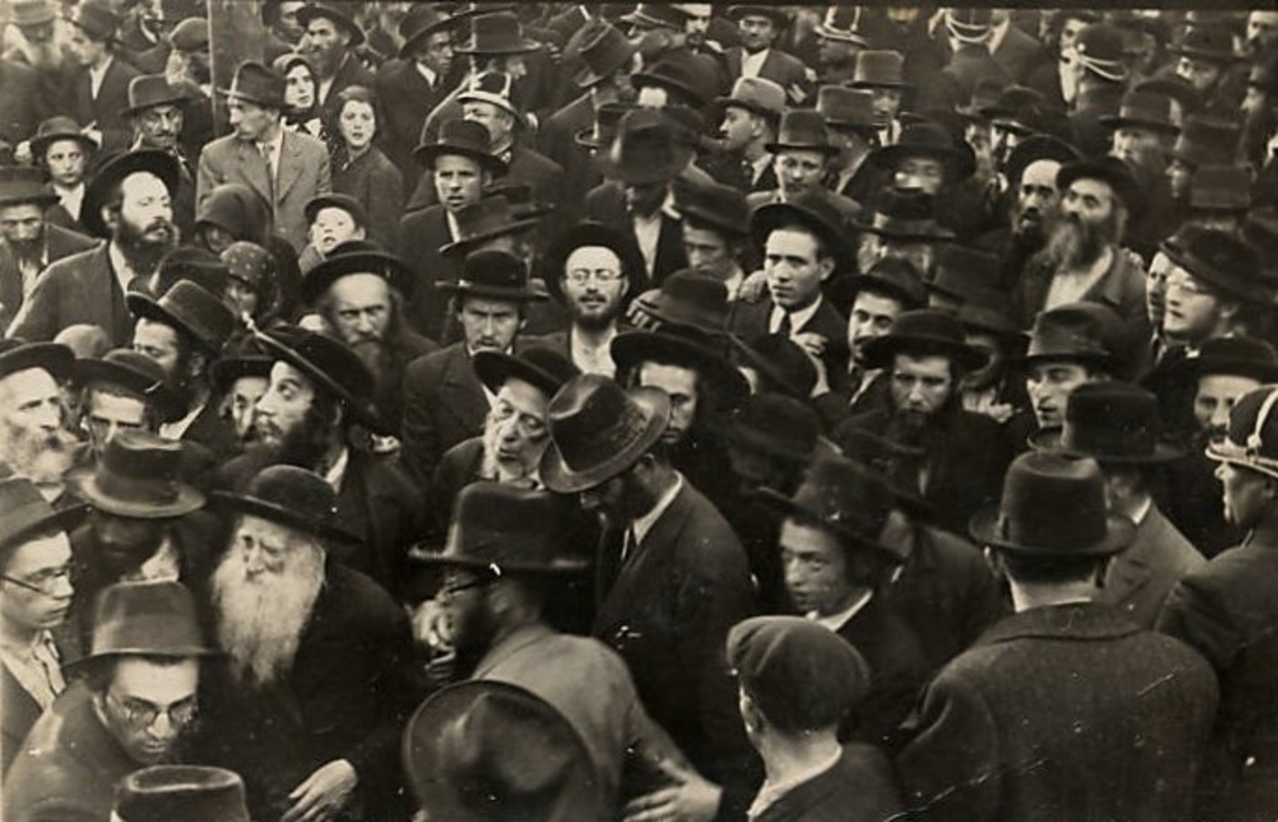 הרה"ק בעל ה'חקל יצחק' מספינקא הי"ד מוקף בחסידים