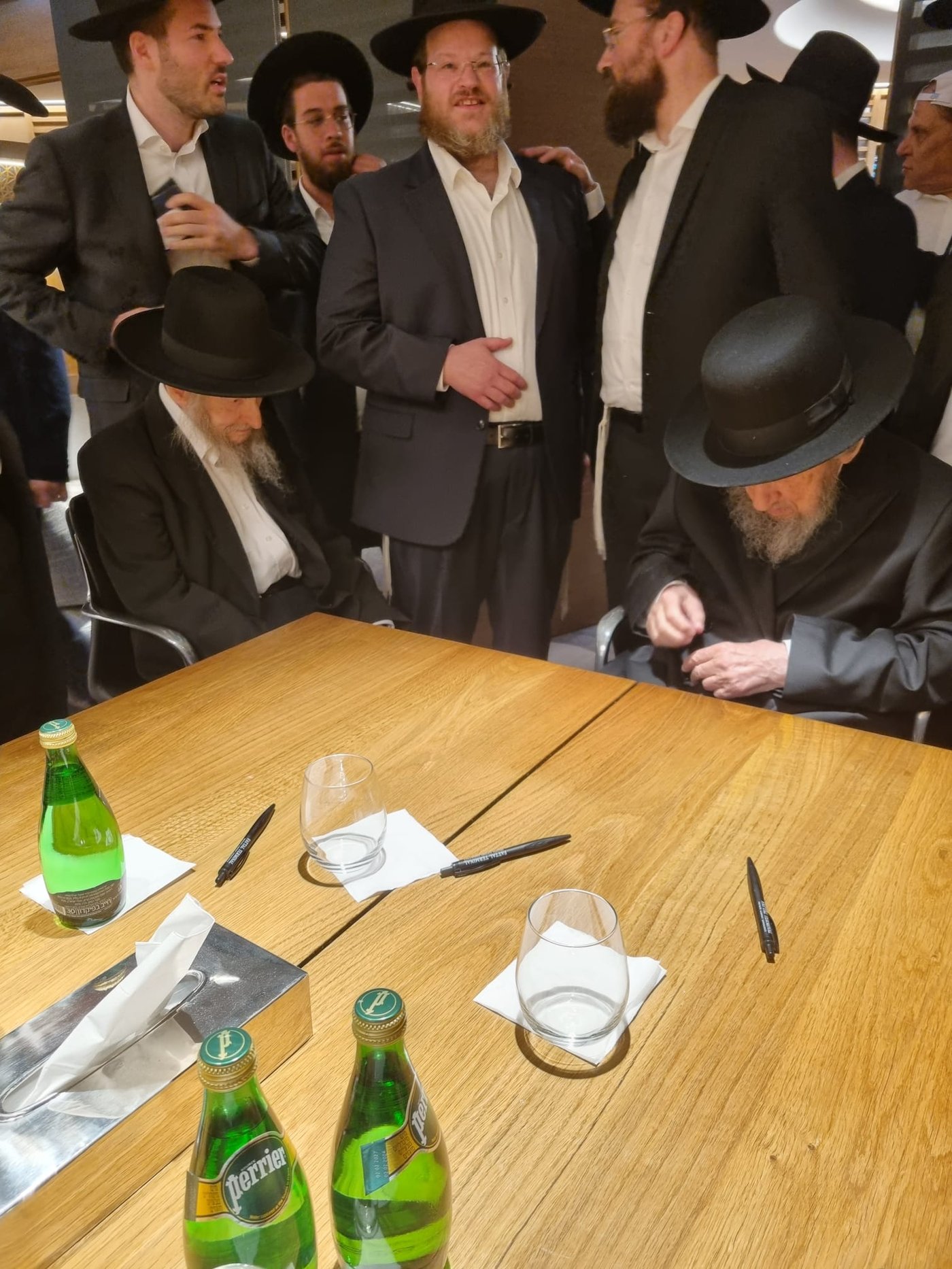 היסטוריה חרדית | גדולי ישראל בראשות הגר"ד לנדו יצאו למסע הקמת קרן עולם התורה
