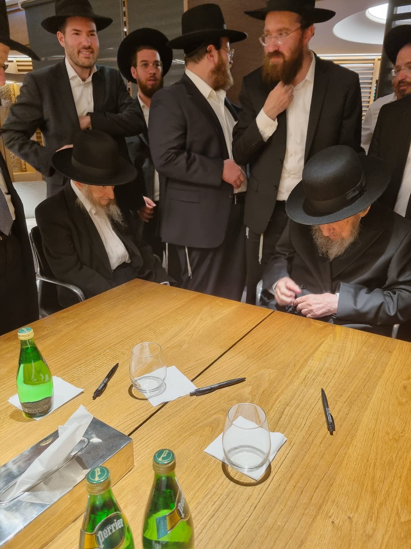 היסטוריה חרדית | גדולי ישראל בראשות הגר"ד לנדו יצאו למסע הקמת קרן עולם התורה