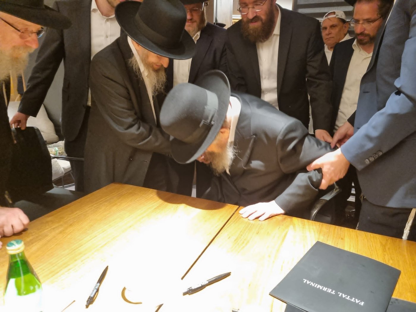 היסטוריה חרדית | גדולי ישראל בראשות הגר"ד לנדו יצאו למסע הקמת קרן עולם התורה