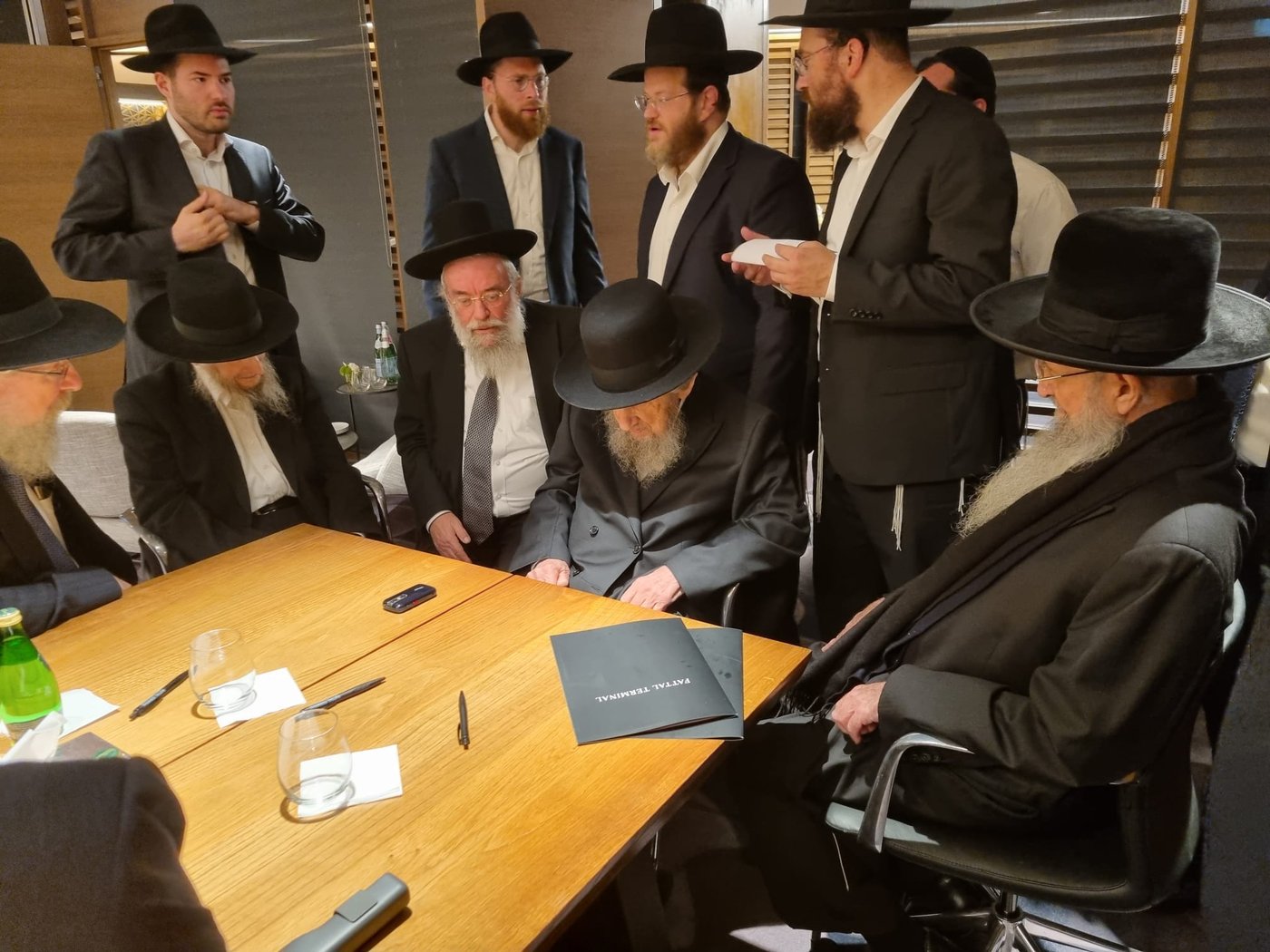 היסטוריה חרדית | גדולי ישראל בראשות הגר"ד לנדו יצאו למסע הקמת קרן עולם התורה