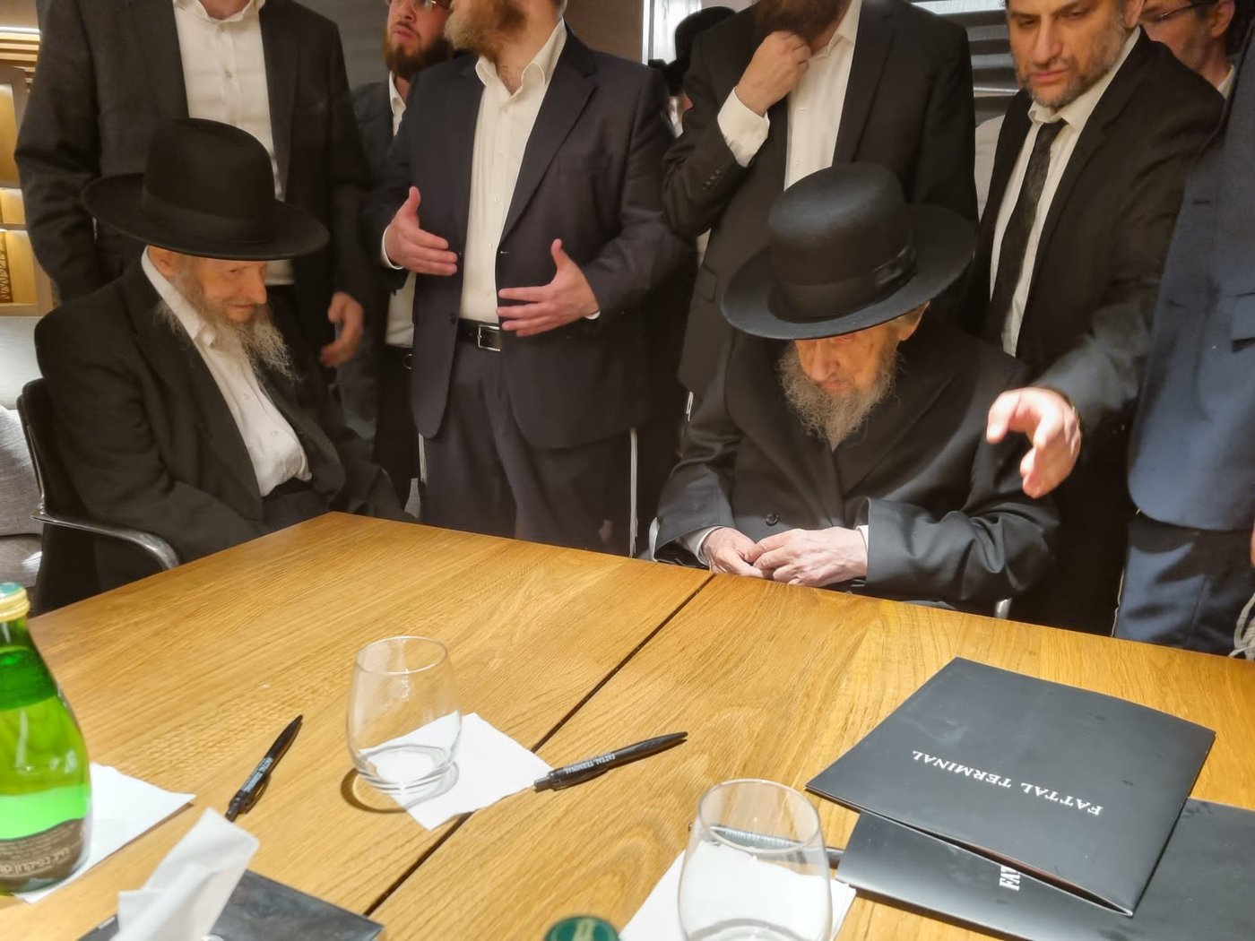 היסטוריה חרדית | גדולי ישראל בראשות הגר"ד לנדו יצאו למסע הקמת קרן עולם התורה