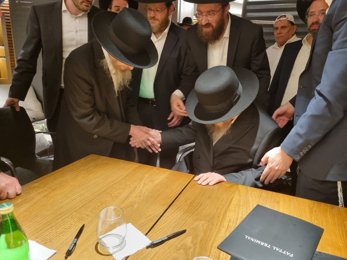 היסטוריה חרדית | גדולי ישראל בראשות הגר"ד לנדו יצאו למסע הקמת קרן עולם התורה
