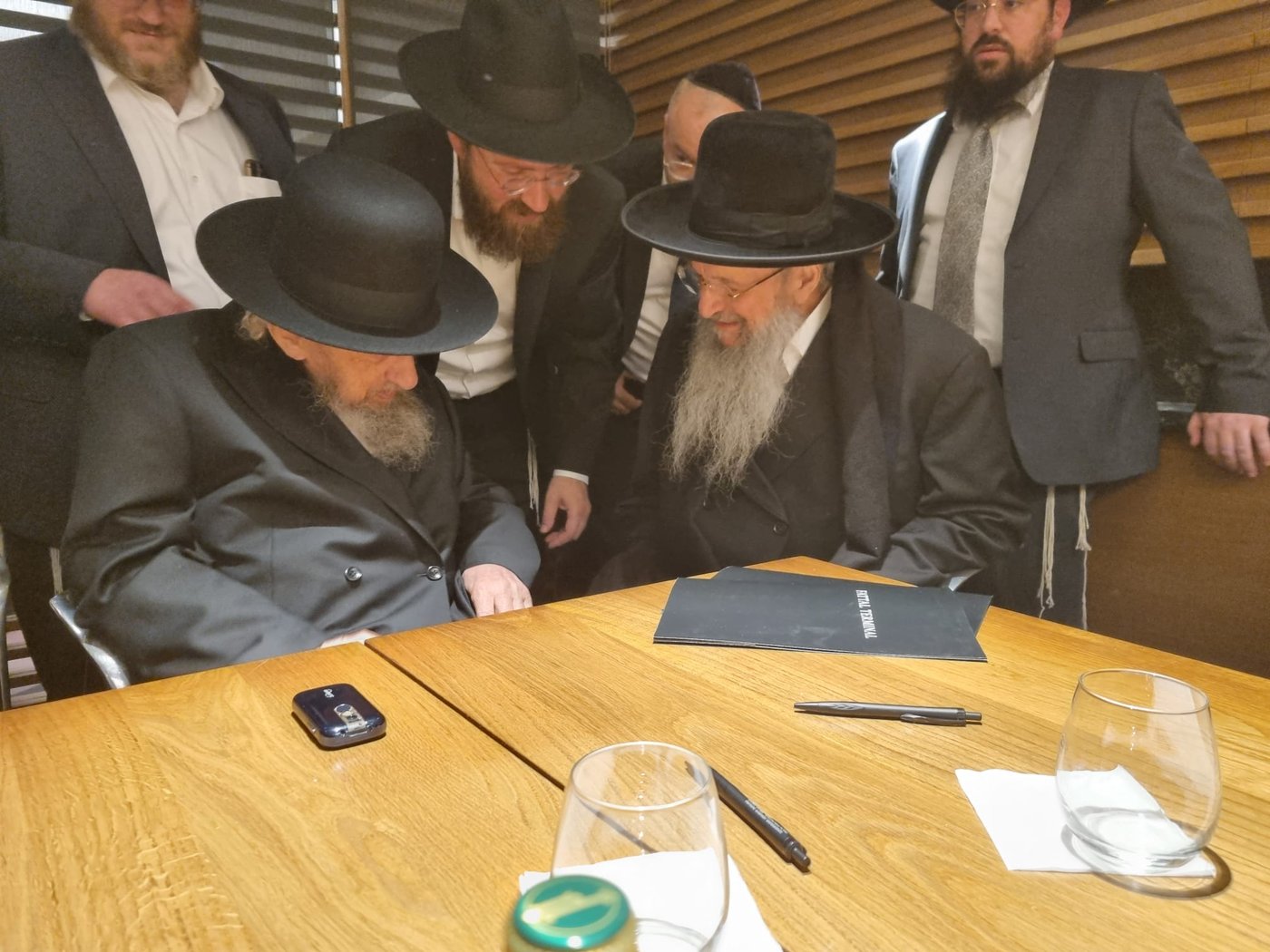 היסטוריה חרדית | גדולי ישראל בראשות הגר"ד לנדו יצאו למסע הקמת קרן עולם התורה