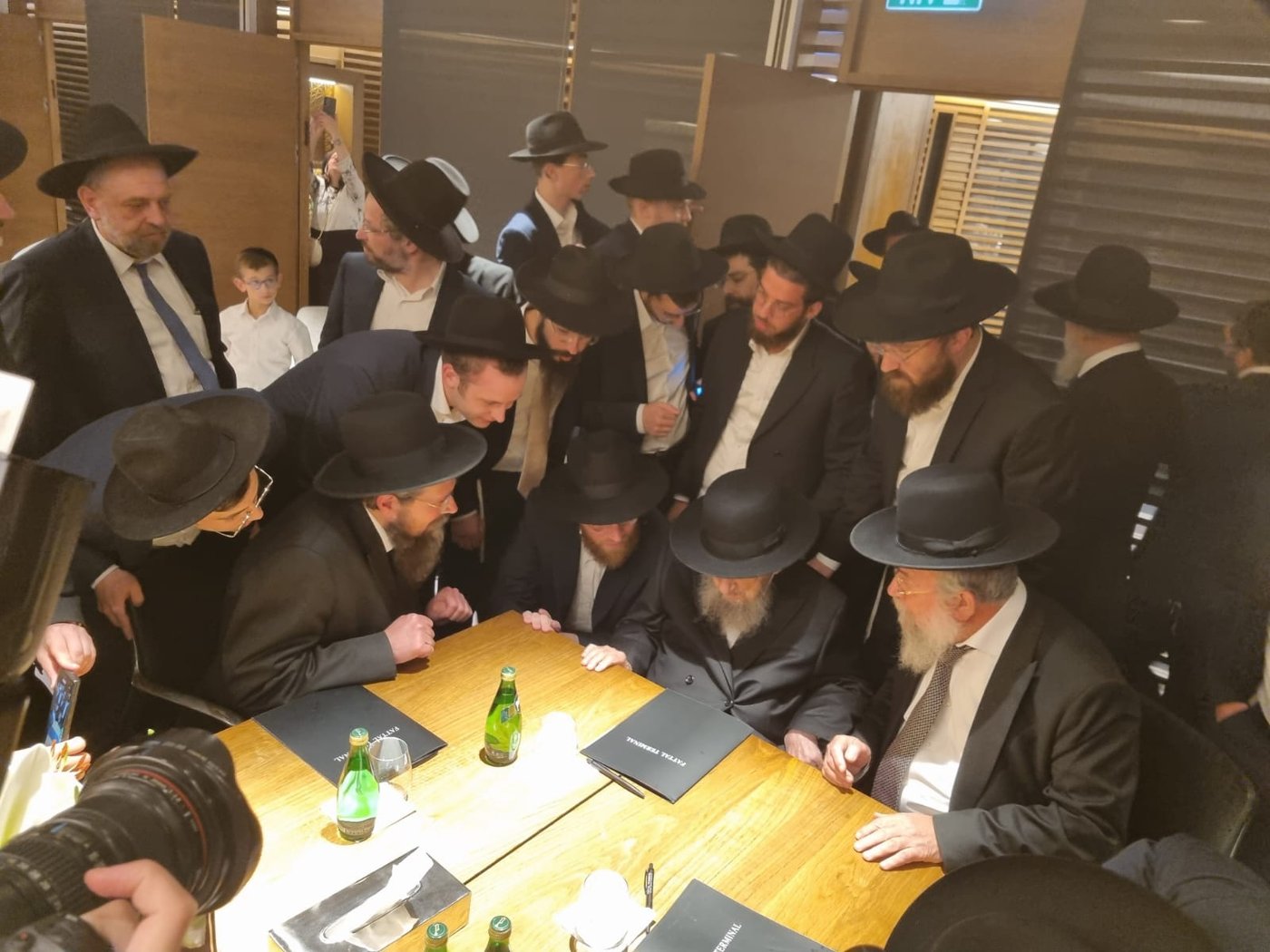 היסטוריה חרדית | גדולי ישראל בראשות הגר"ד לנדו יצאו למסע הקמת קרן עולם התורה